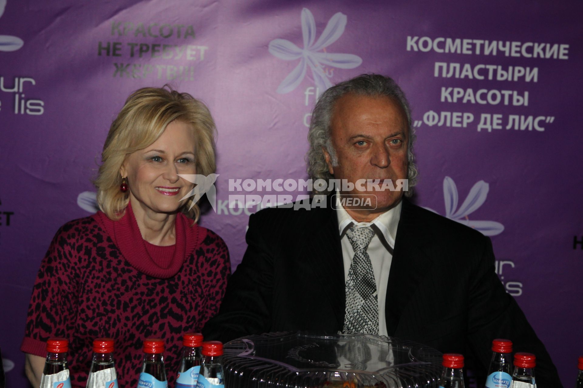 20 октября 2010 года. Клуб ФБР. Шоу Лены Лениной. Конкурс поедания сладкого СЛАДКИЙ МАРАФОН. На снимке: писательница Дарья Донцова и поэт Илья Резник.