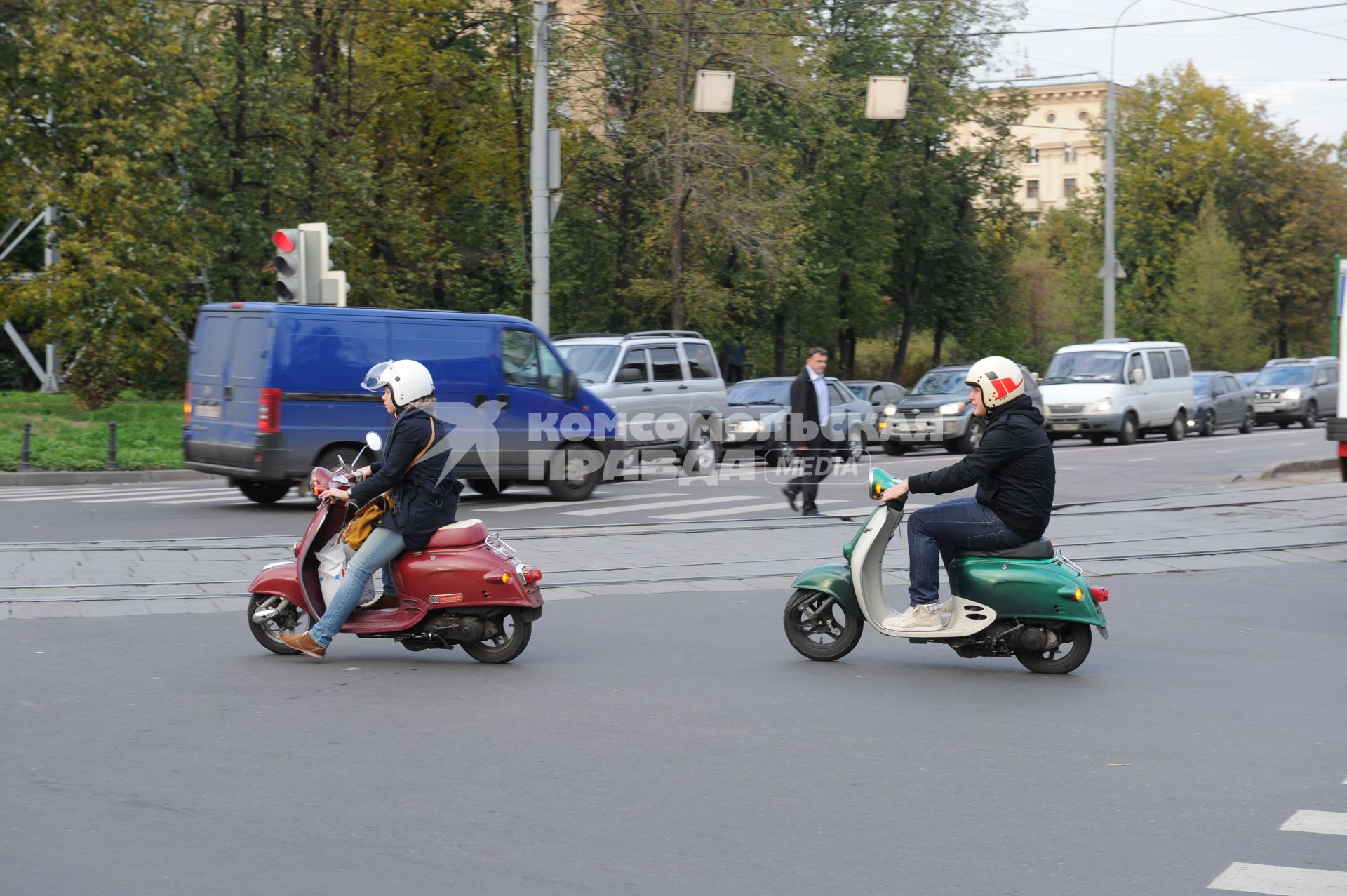 Дата: 14.09.2010, Время: 18:21. На снимке: Двое(мужчина и женщина) пересекают перекресток на мотороллерах.