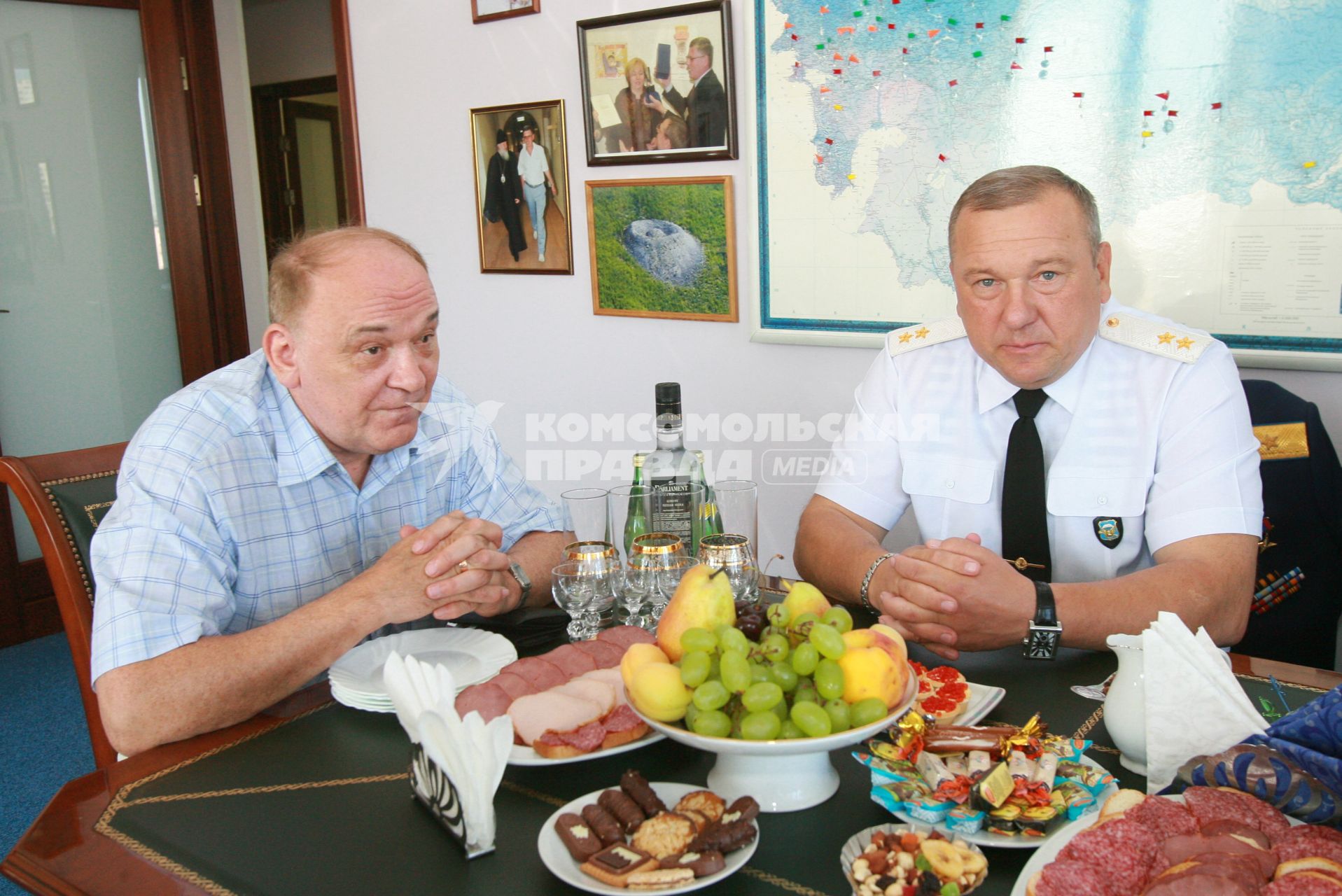 29 июля 2009 года. Командующий ВДВ генерал-лейтенант Владимир Шаманов и военный обозреватель КП Виктор Баранец.
