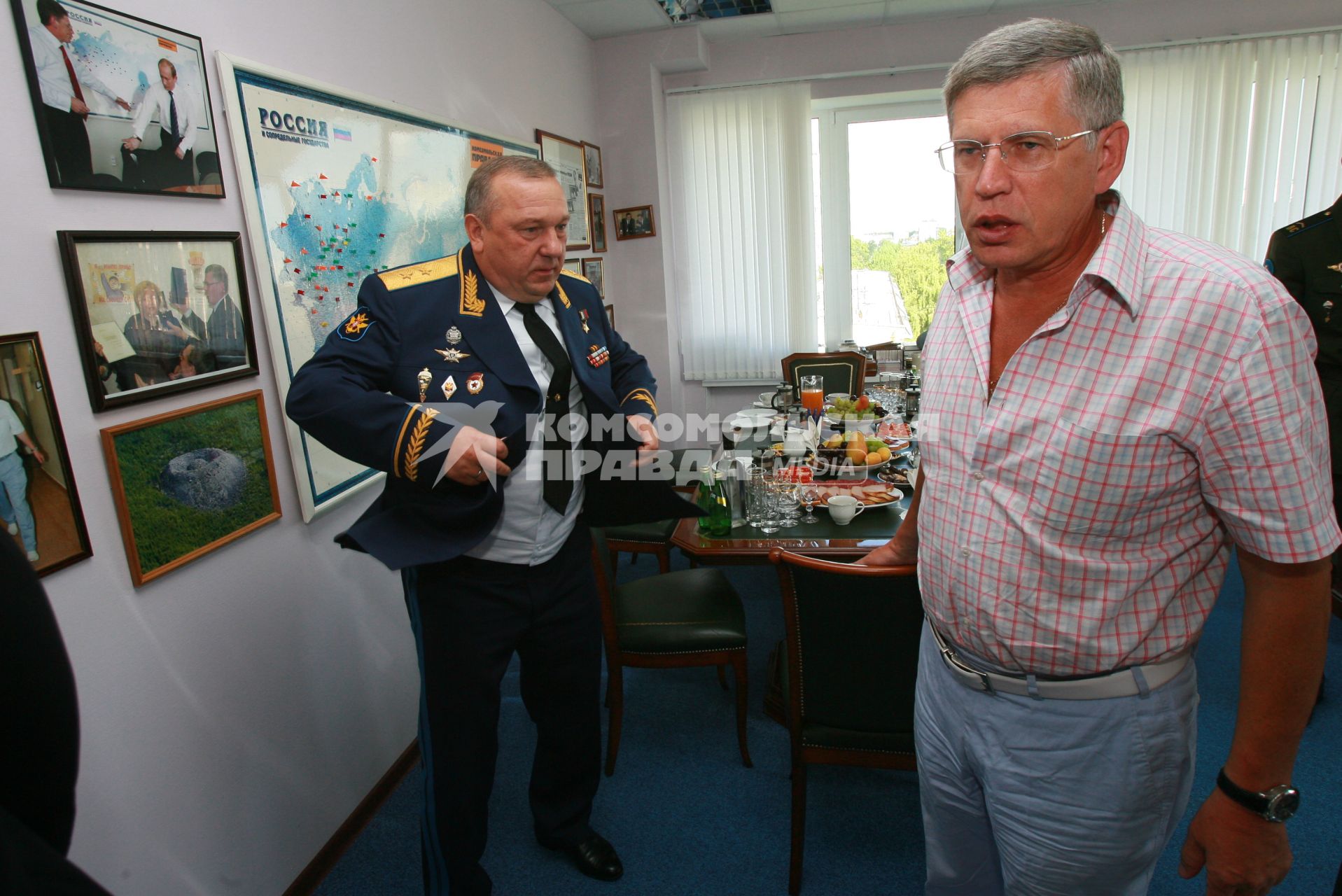 29 июля 2009 года. Командующий ВДВ генерал-лейтенант Владимир Шаманов и главный редактор КП Владимир Сунгоркин.