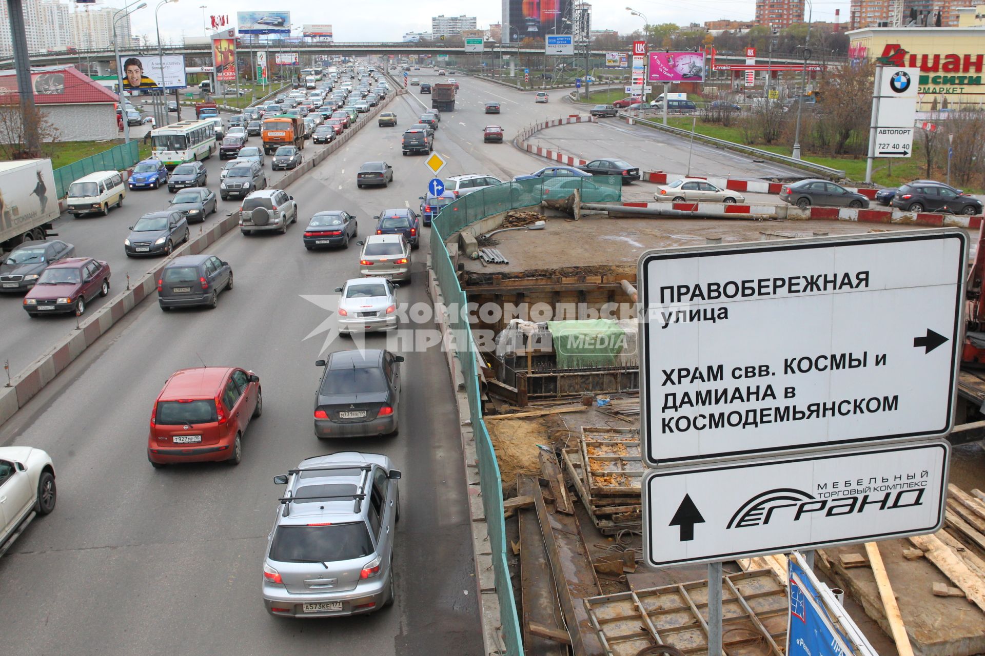 Г. Москва. Ленинградское шоссе. пробки. знаки ремонт дороги. переход. мост. пробка. затор.