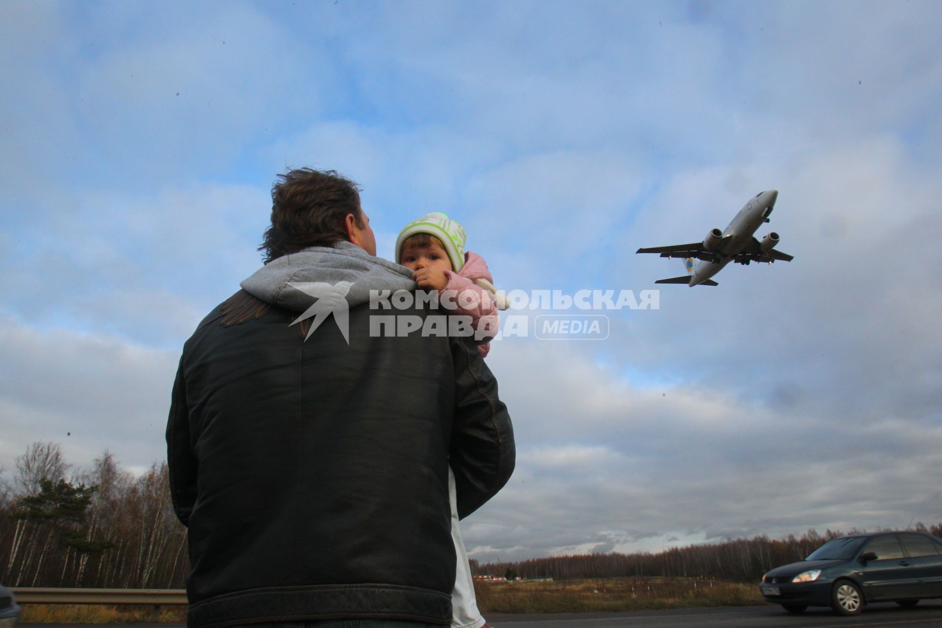 Г. Москва. пробка на подьезде к аэропорту Шереметьево. самолет. аэропорт. скучает водитель. смотрит на самолеты.