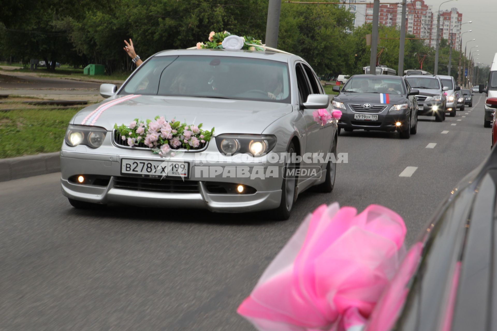 Дата: 26.06.2010, Время: 12:24. Свадебный кортеж едет по улице г. Москвы. БМВ_ Тойота.