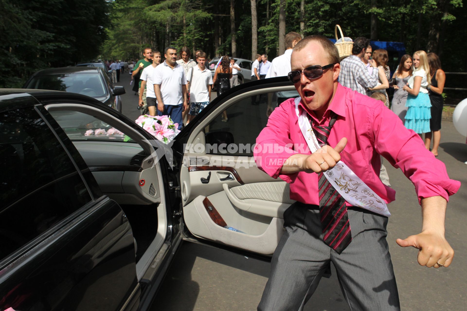 Дата: 26.06.2010, Время: 16:40. Свидетель на свадьбе танцует возле автомобиля.