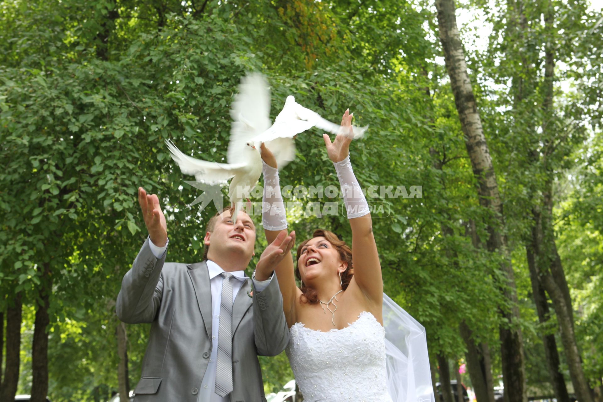 Дата: 26.06.2010, Время: 13:27. Молодая пара запускает в небо голубей.