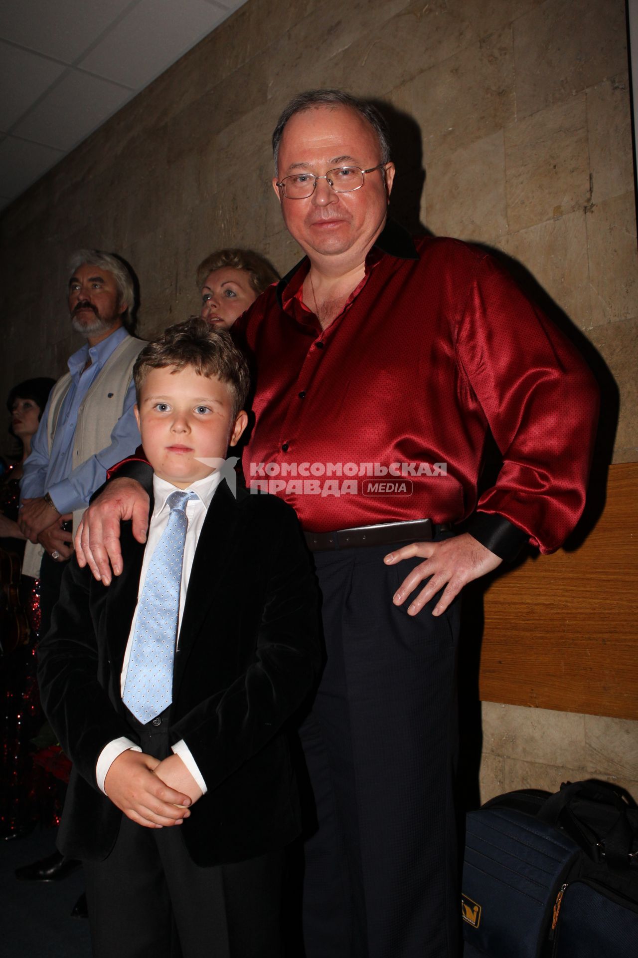 9 ноября 2010 года. Дом Кино. Творческий вечер режиссера Никиты Михалкова. На снимке: телеведущий Андрей Краулов и его сын Василий.