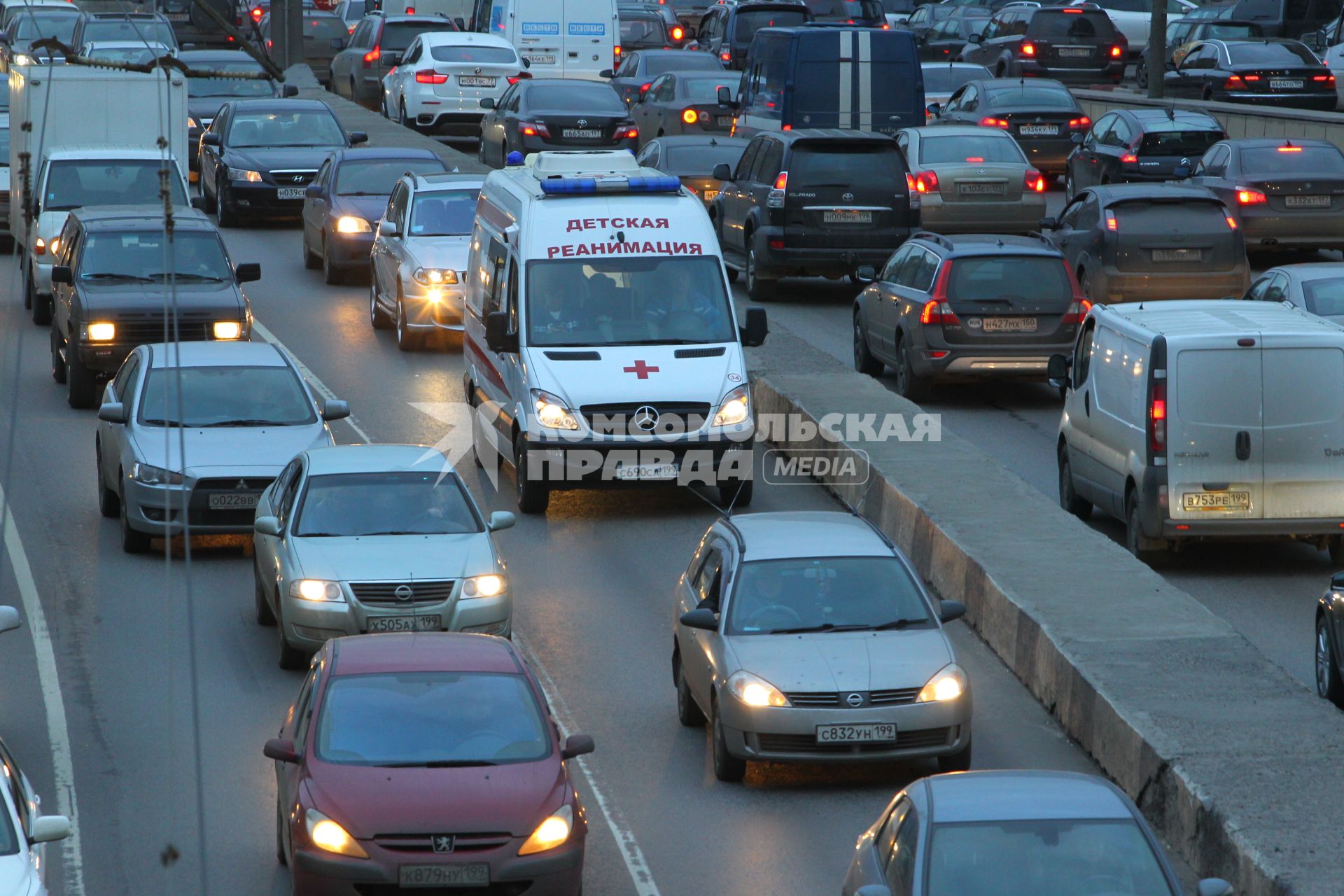 г Москва. Пробки. Скорая помощ Реанимация карета скорой помощи. садовое кольцо