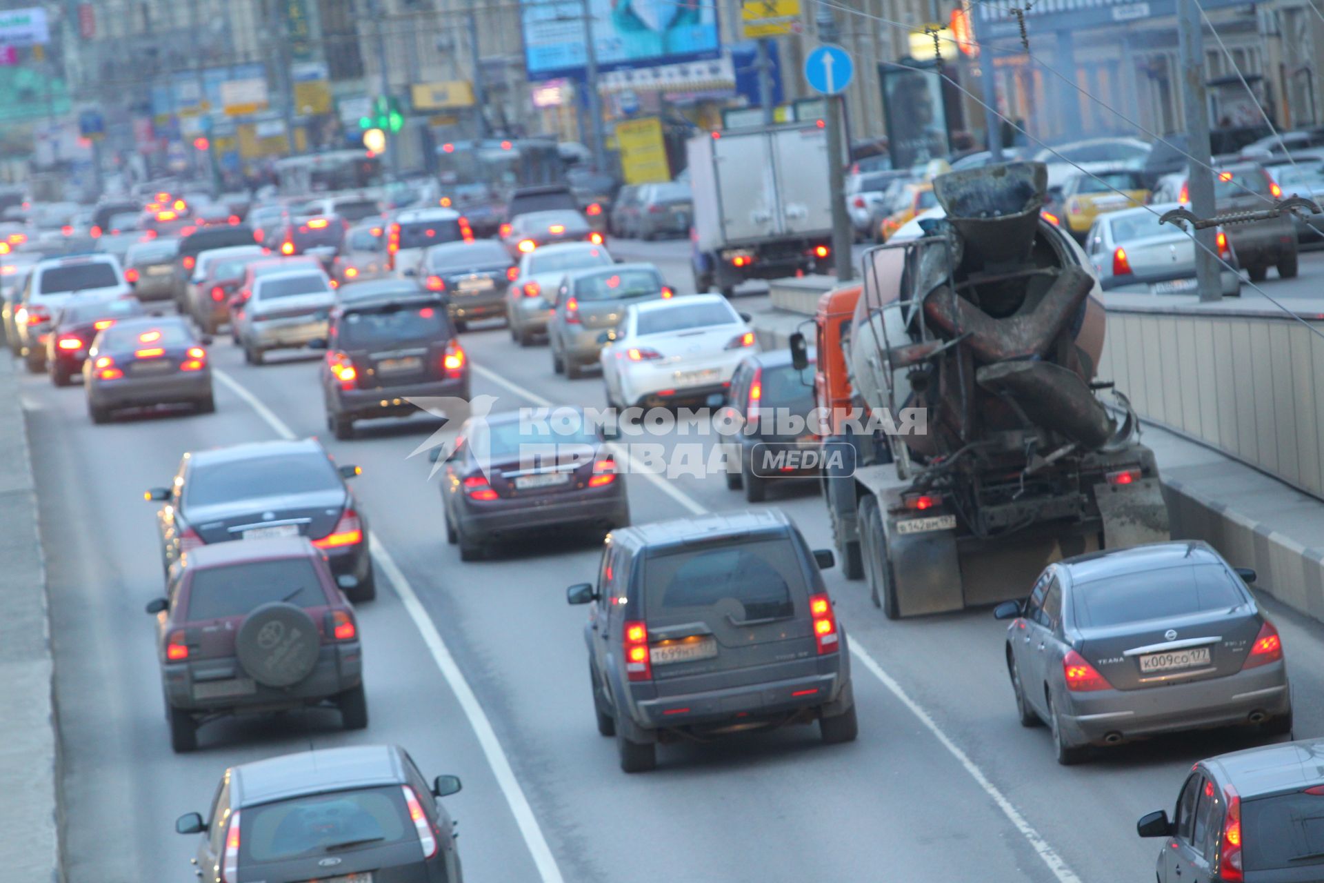 г Москва. Пробки. грузовик. бетономешалка