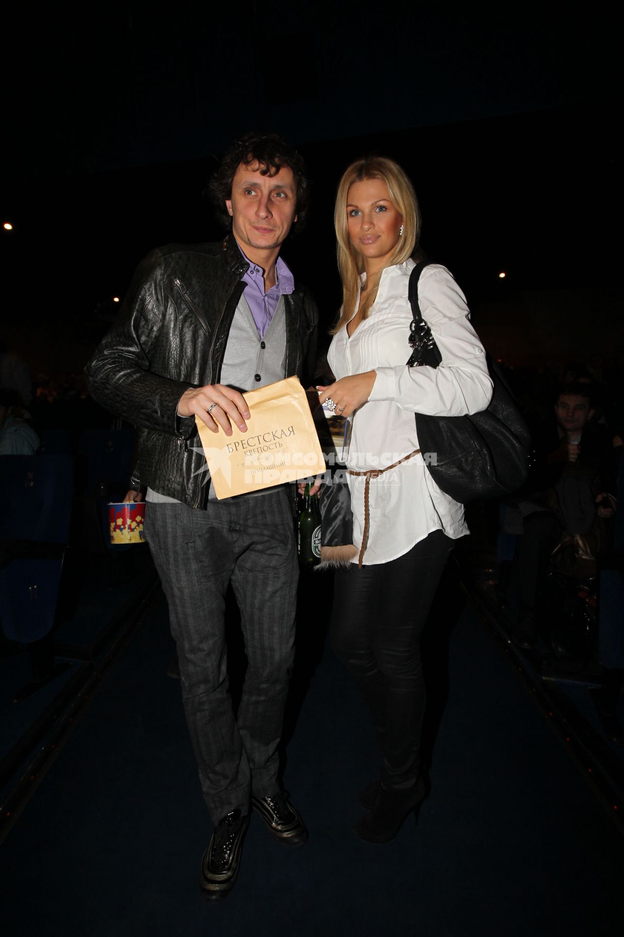 3 ноября 2010 года. Кинотеатр Пушкинский. Премьера фильма Брестская крепость. На снимке: телеведущий Вадим Галыгин с женой.