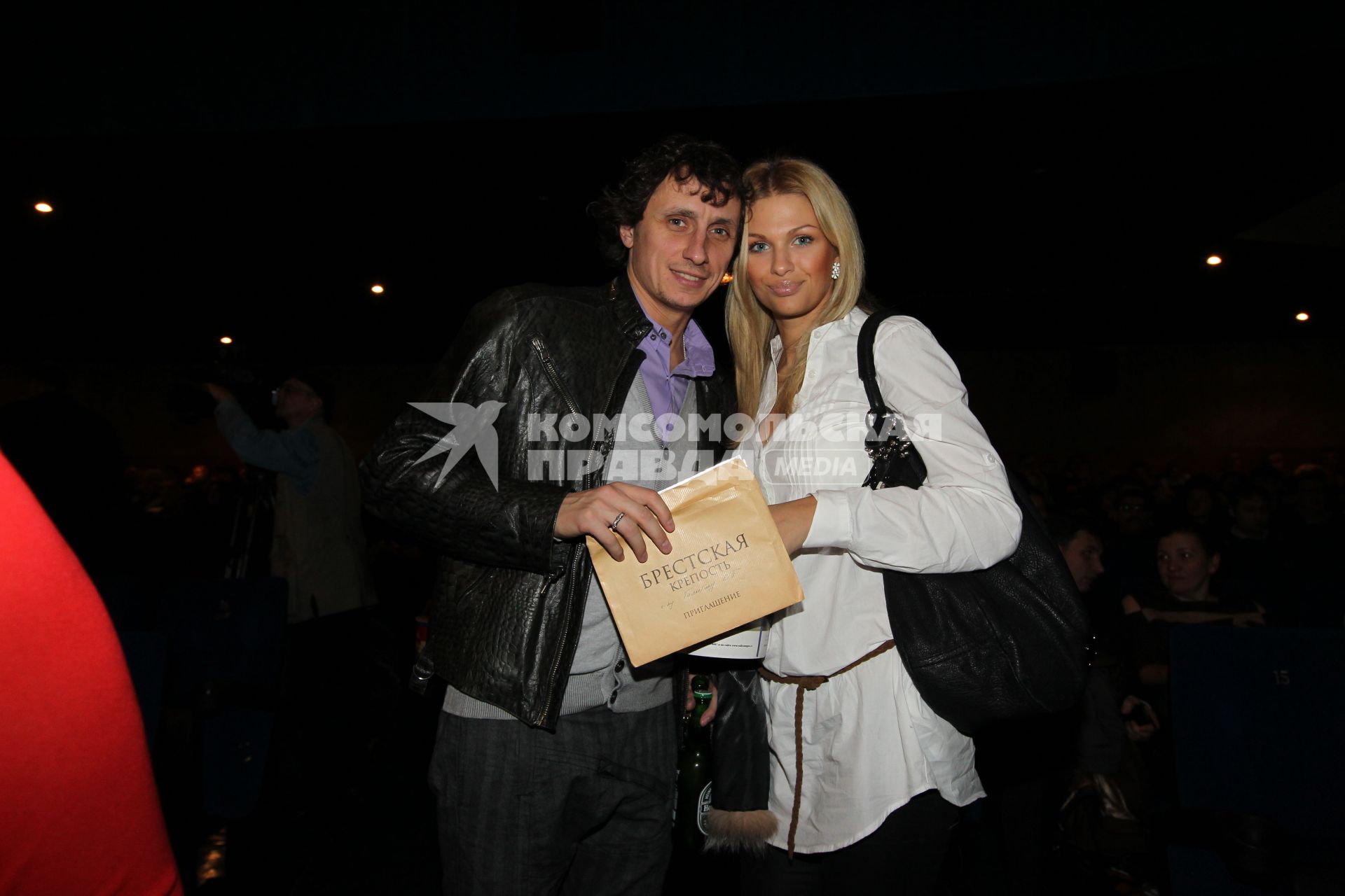3 ноября 2010 года. Кинотеатр Пушкинский. Премьера фильма Брестская крепость. На снимке: телеведущий Вадим Галыгин с женой.