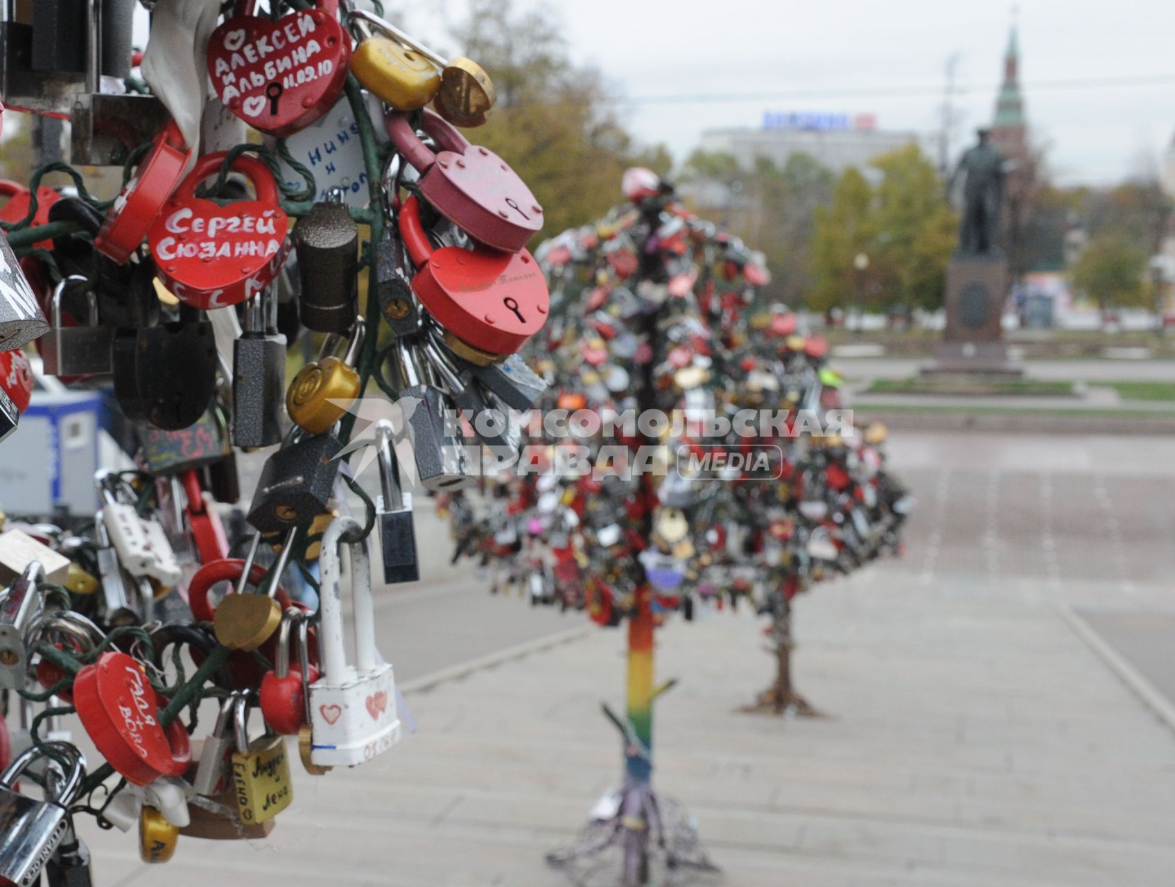 Дата съемки : 20.10.2010.
Свадебная традиция : влюбленные вешают на металическое дерево замочки со своими именами, тем самым навсегда скрепляя свои отношения .
На фото : аллея деревьев  с замочками