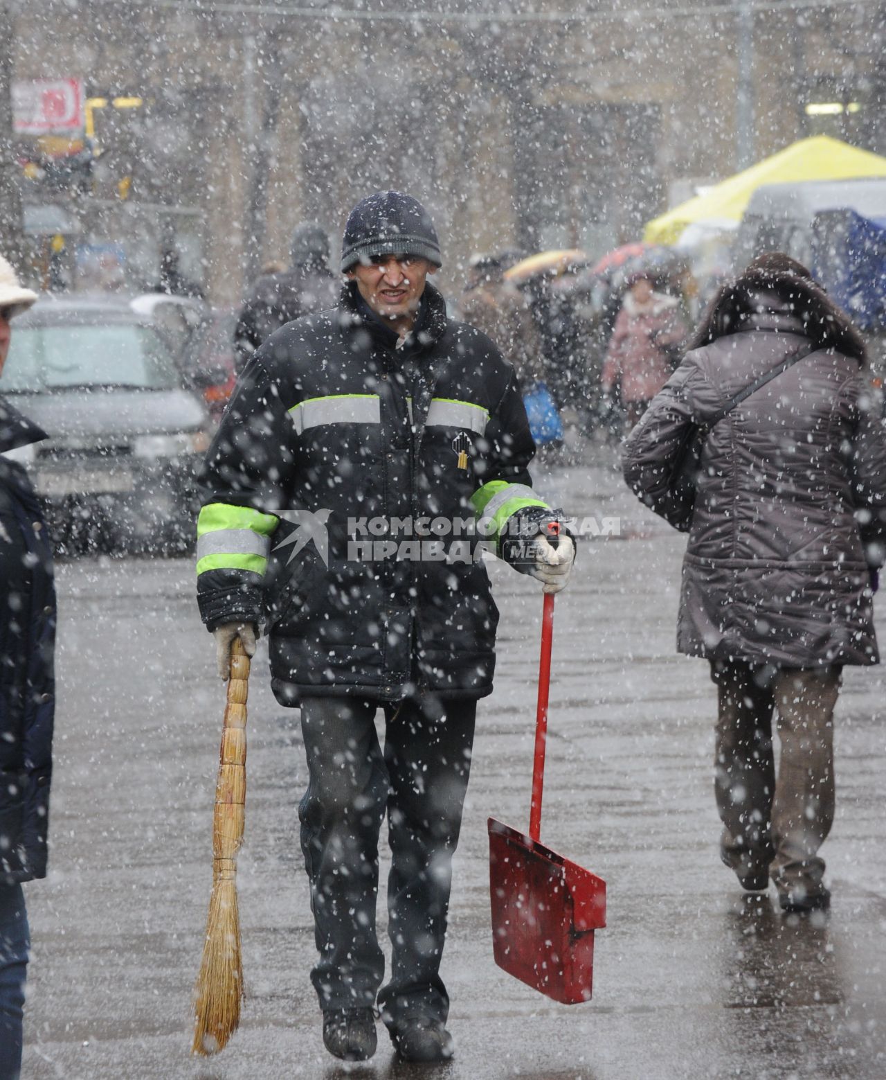 29 октября 2010 года. Наступление зимы в Москве. Дворник.