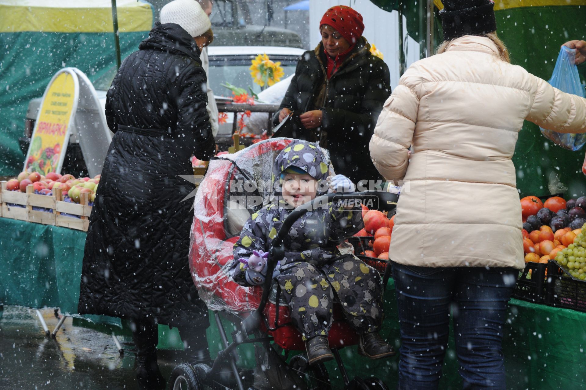 29 октября 2010 года. Наступление зимы в Москве. Уличная торговля. Покупатели. Ребенок в коляске.