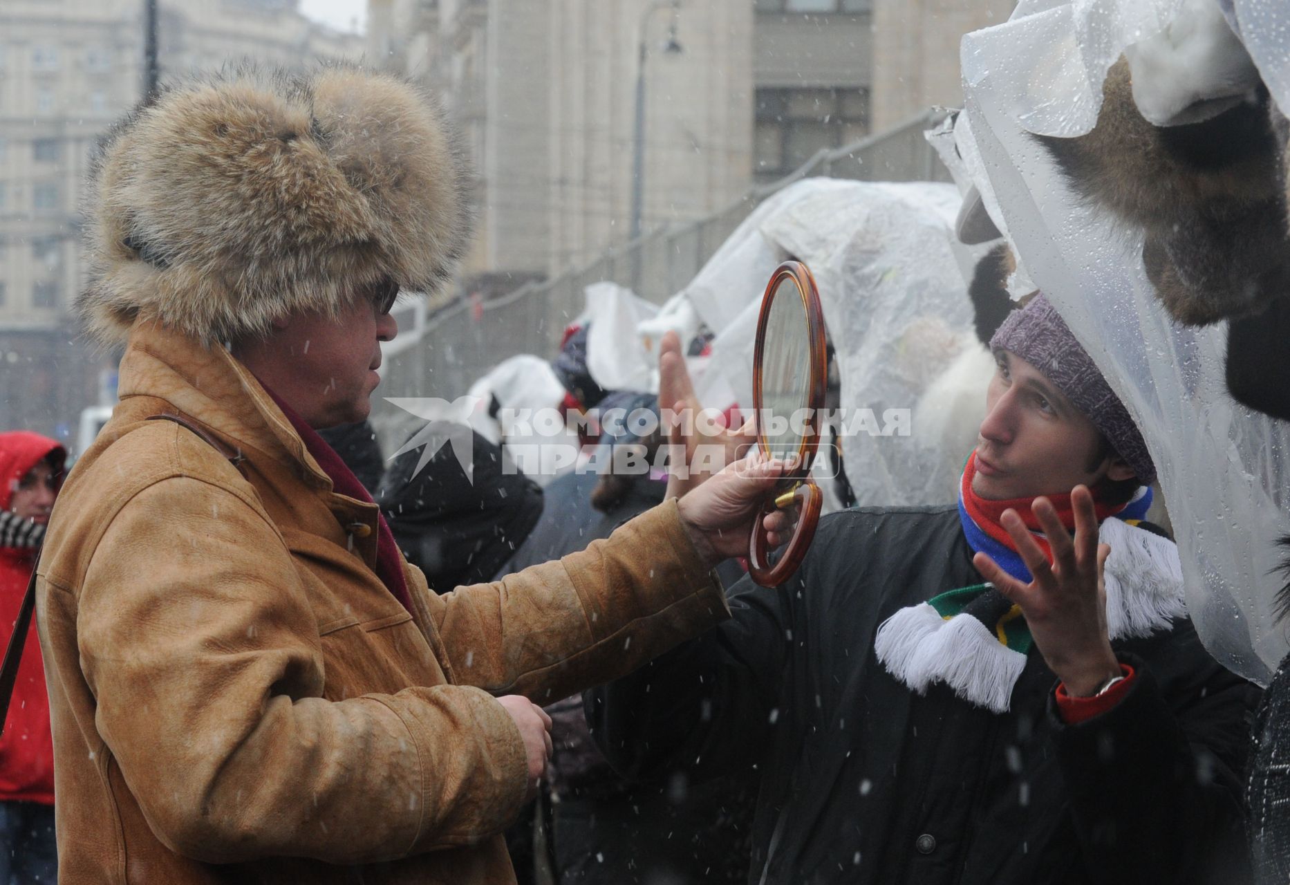 29 октября 2010 года. Наступление зимы в Москве. Уличная торговля. Продавец шапок.