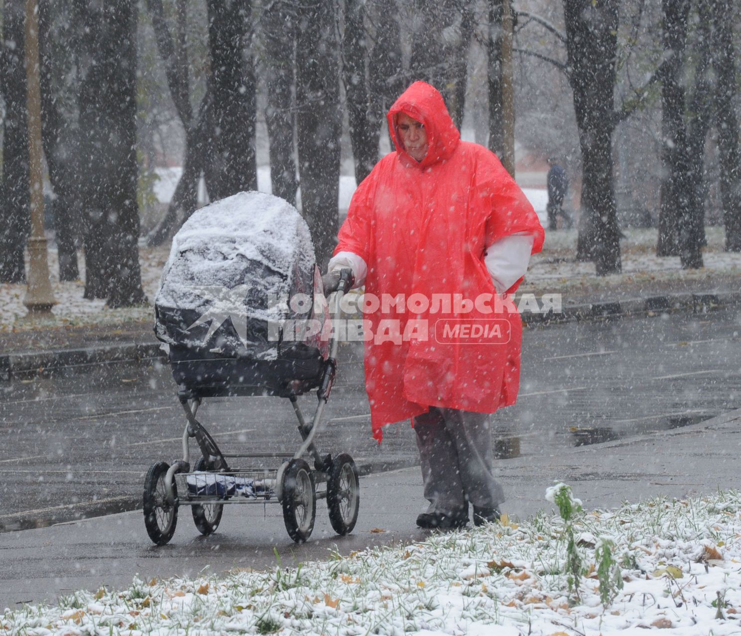 29 октября 2010 года. Наступление зимы в Москве. Женщина с коляской.