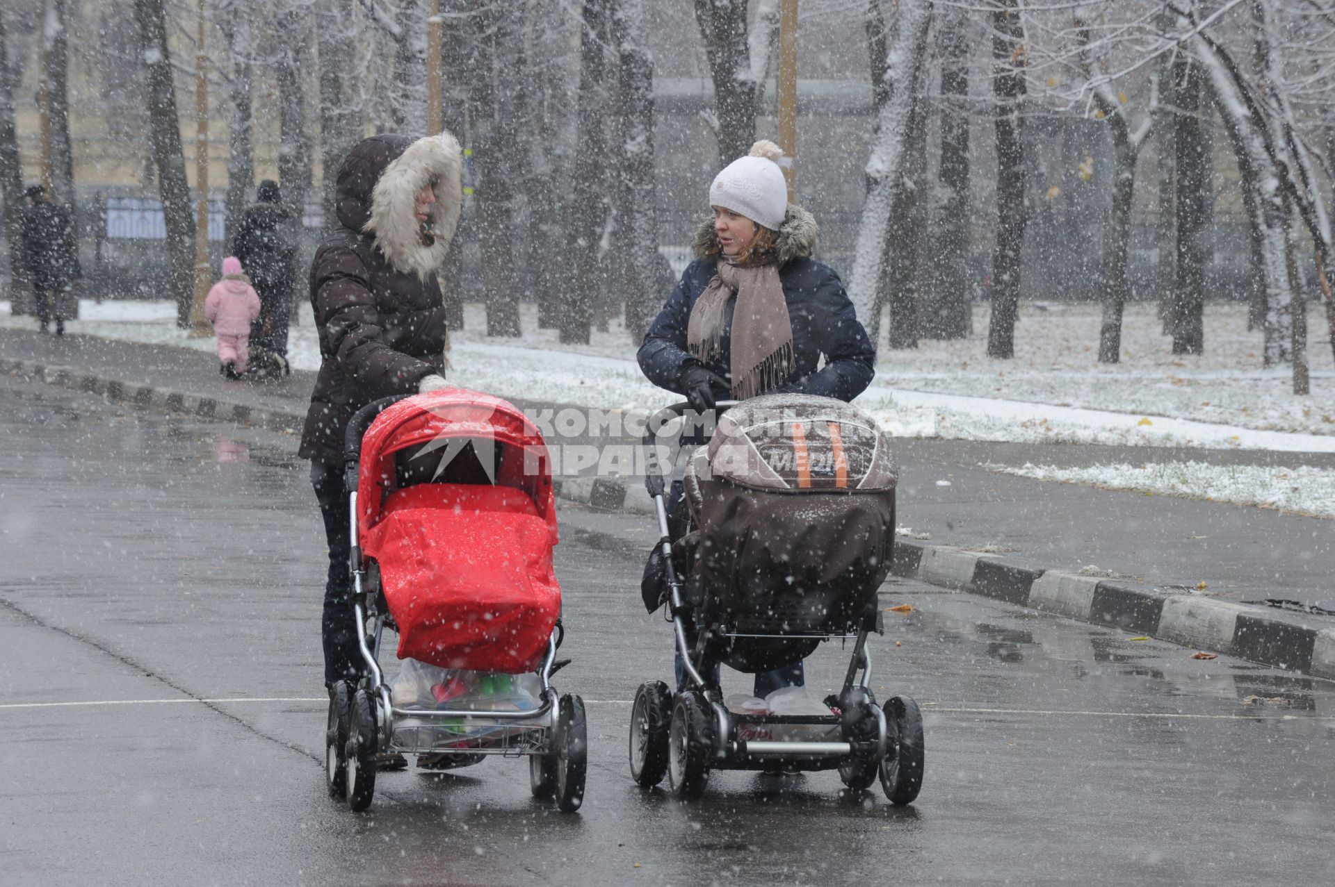 29 октября 2010 года. Наступление зимы в Москве. Девушки с колясками.