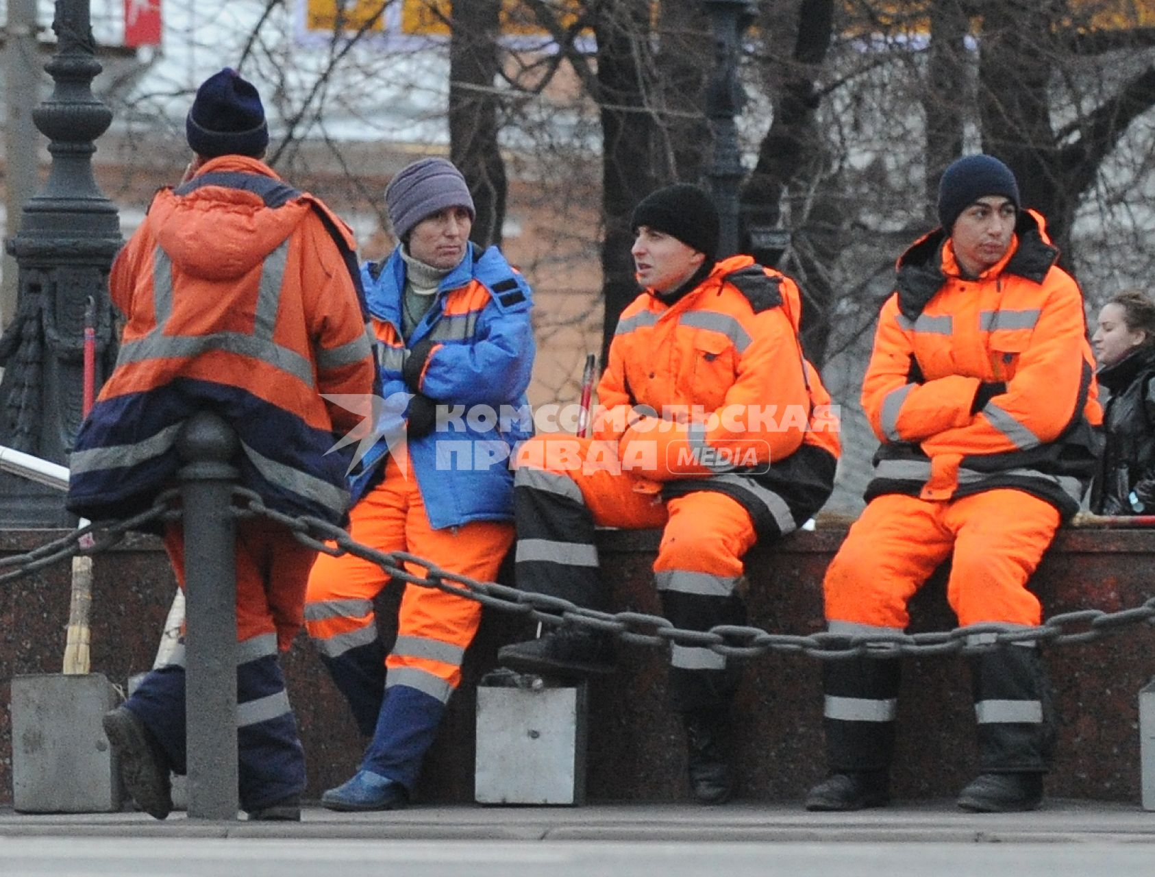 11.11.2010. Гастарбайтеры на улице.