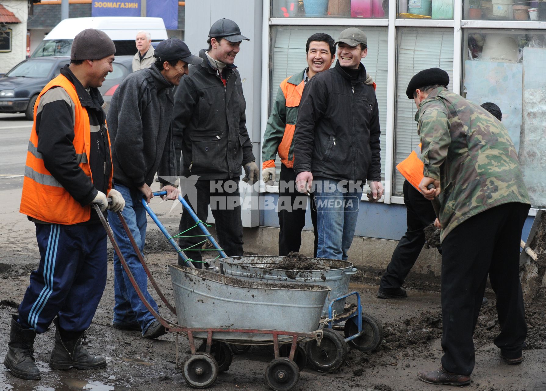 11.11.2010. Гастарбайтеры на улице.