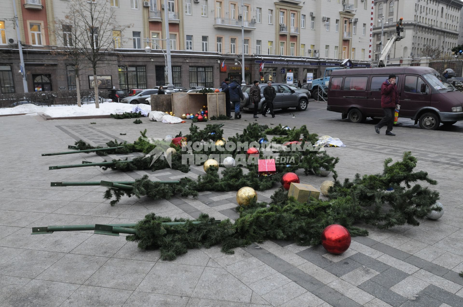 14 декабря 2009 года. Установка новогодней елки на Тверской площади.