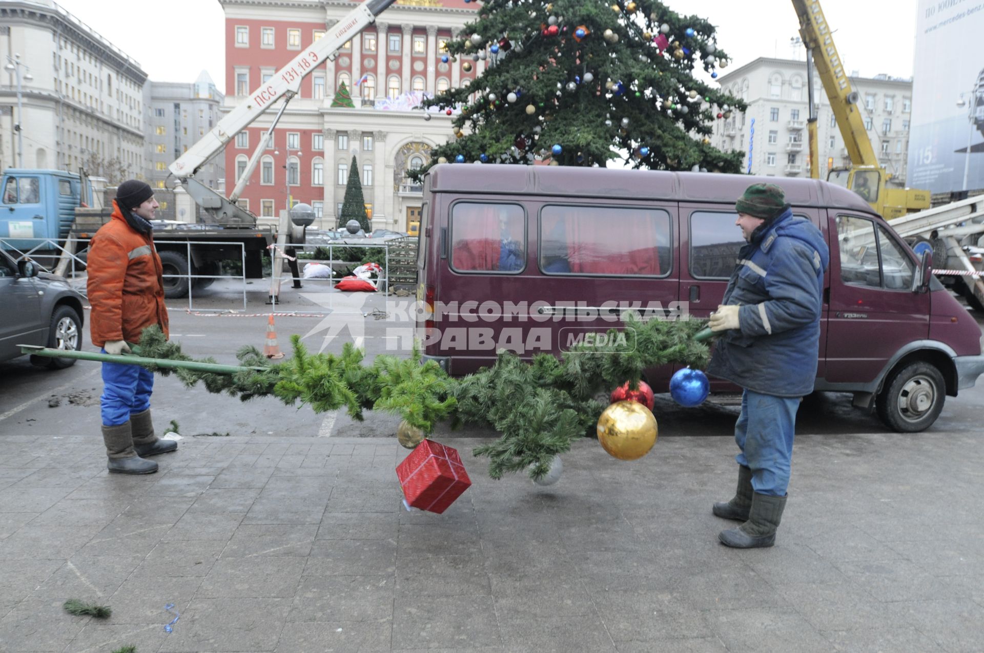 14 декабря 2009 года. Установка новогодней елки на Тверской площади.