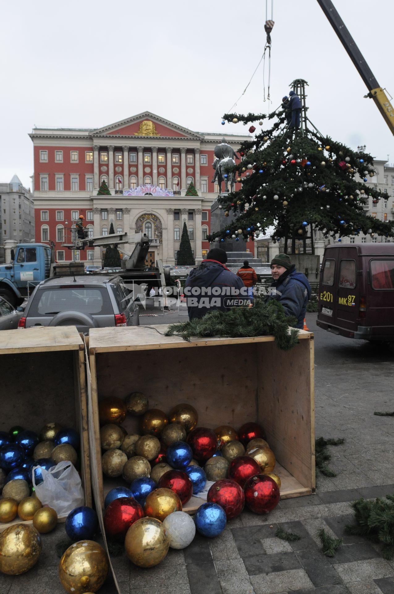 14 декабря 2009 года. Установка новогодней елки на Тверской площади.