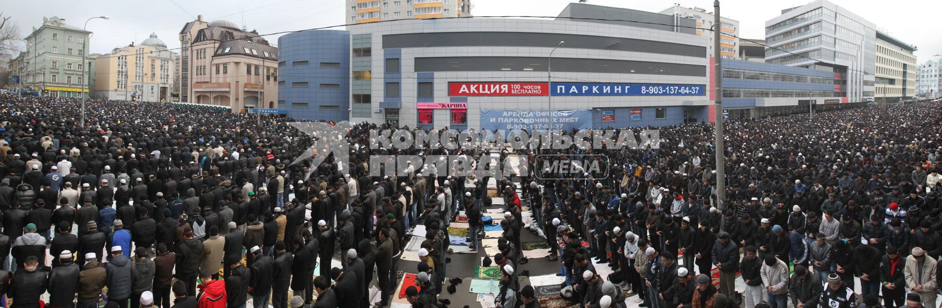 Празднование мусульманского праздника жертвоприношения КУРБАН БАЙРАМ, Московская соборная мечеть, 16 ноября 2010 года. Мусульмане.