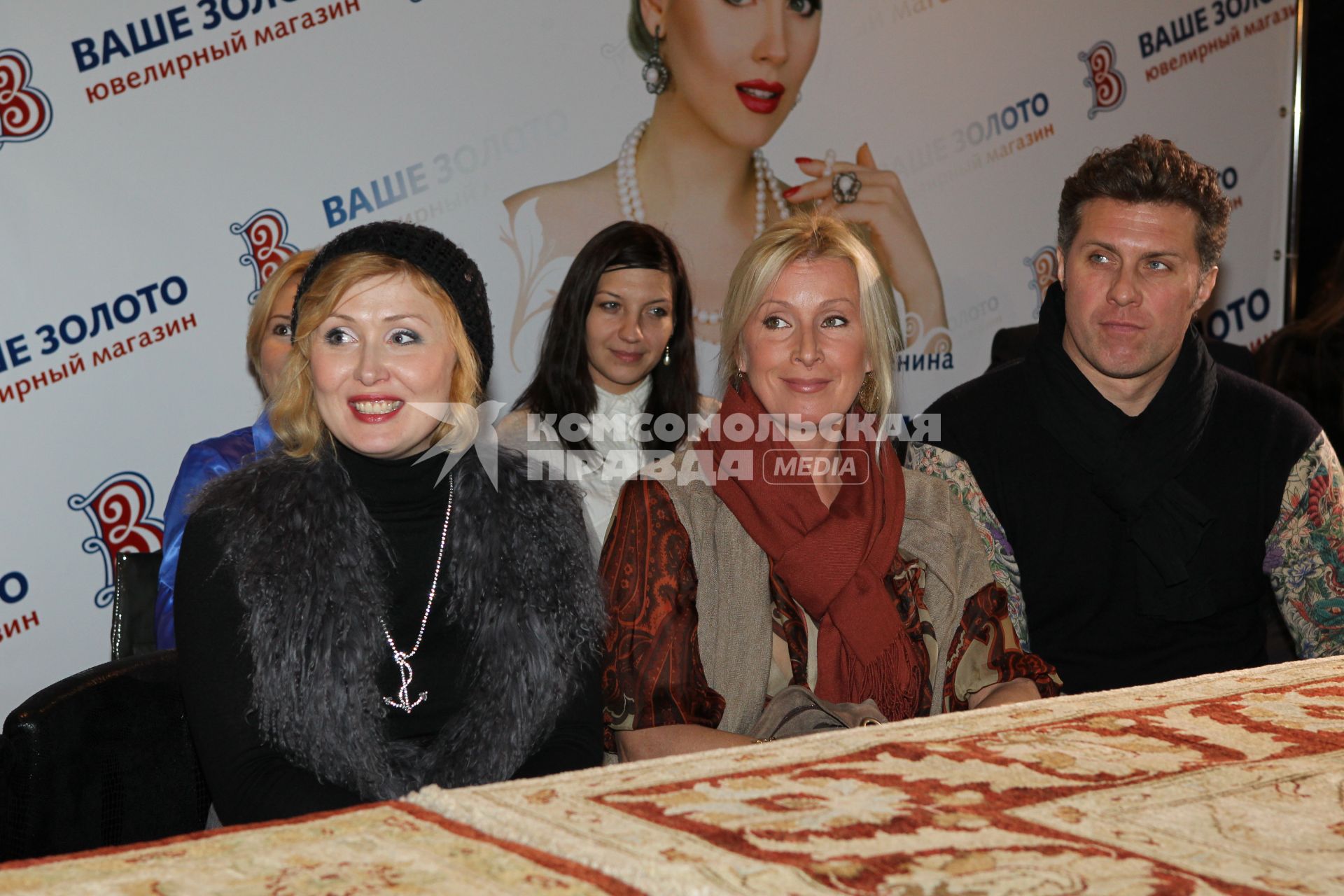 8 ноября 2010 года. Клуб ФБР. Показ в восточном стиле Оlga Rusan by Elena Lenina. На снимке: Елена Ищеева и Татьяна Пушкина.