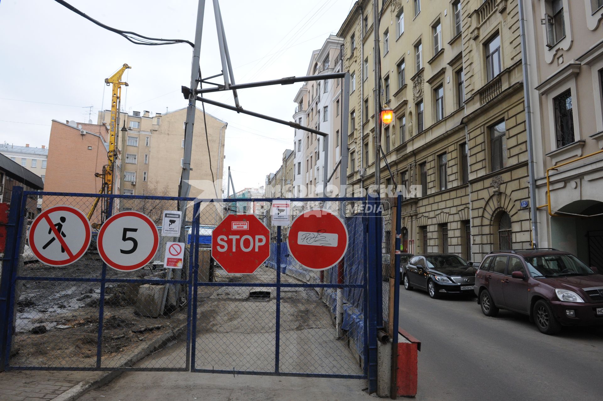 Дата съемки : 25.10.2010.
Москвичи остановили стройку гостиницы.
На фото : кусок дороги забрали под строительство семиэтажной гостиницы