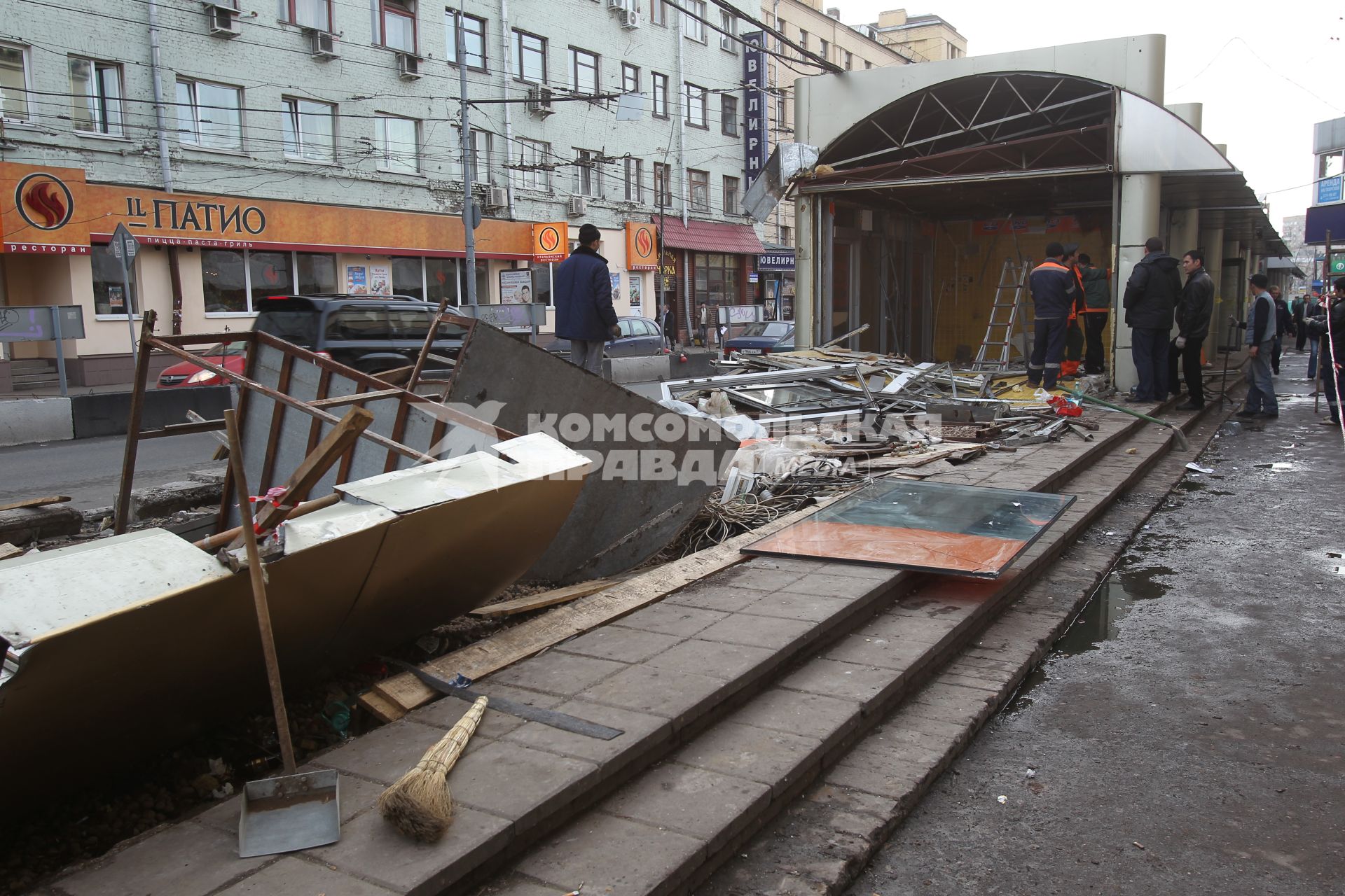 Снос палаток на площади Белорусского вокзала, 15 ноября 2010 года.