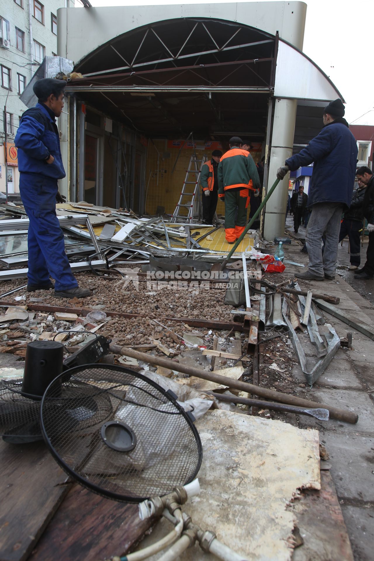 Снос палаток на площади Белорусского вокзала, 15 ноября 2010 года.