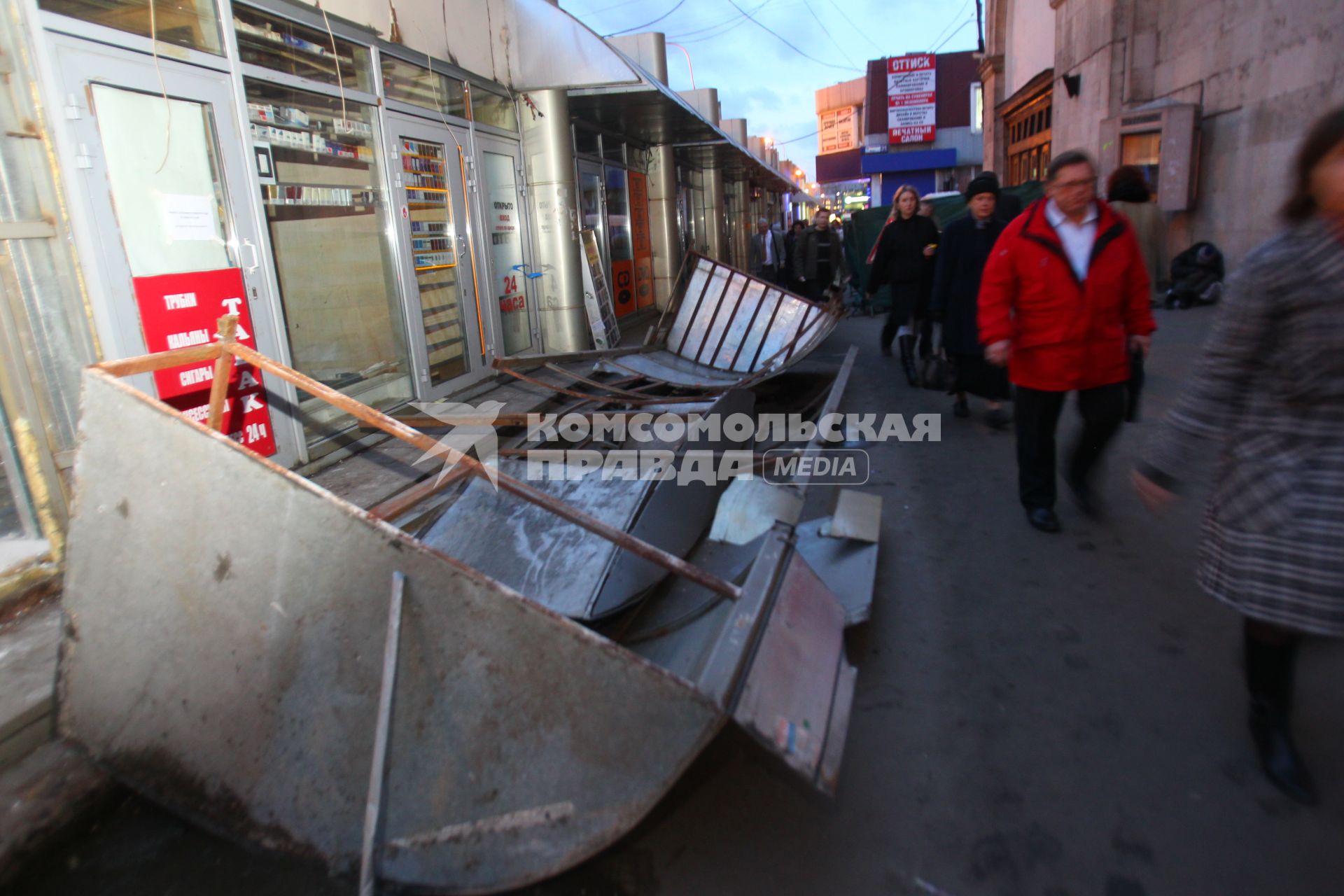 Снос палаток на площади Белорусского вокзала, 12 ноября 2010 года.