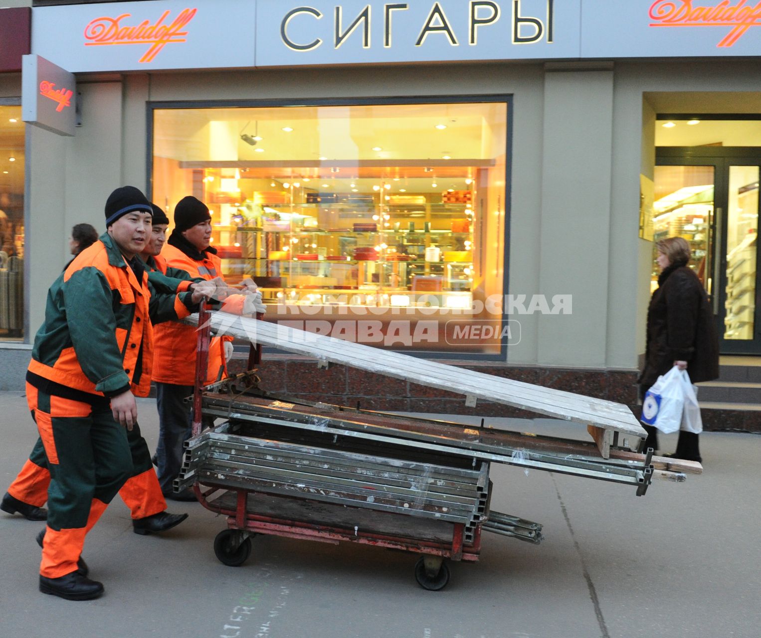 Гастарбайтеры на улицах Москвы, 11 ноября 2010 года.