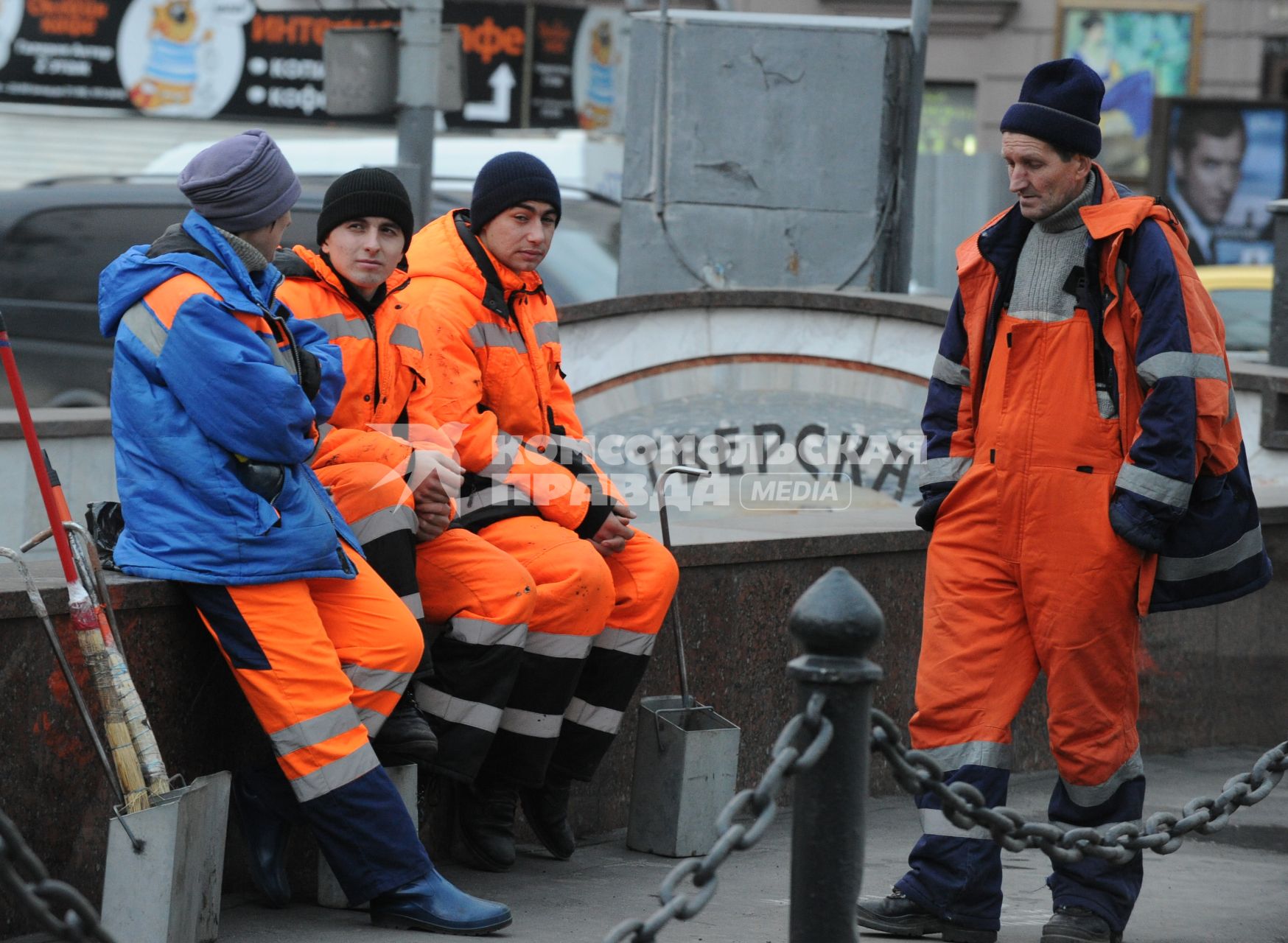 Гастарбайтеры на улицах Москвы, 11 ноября 2010 года.