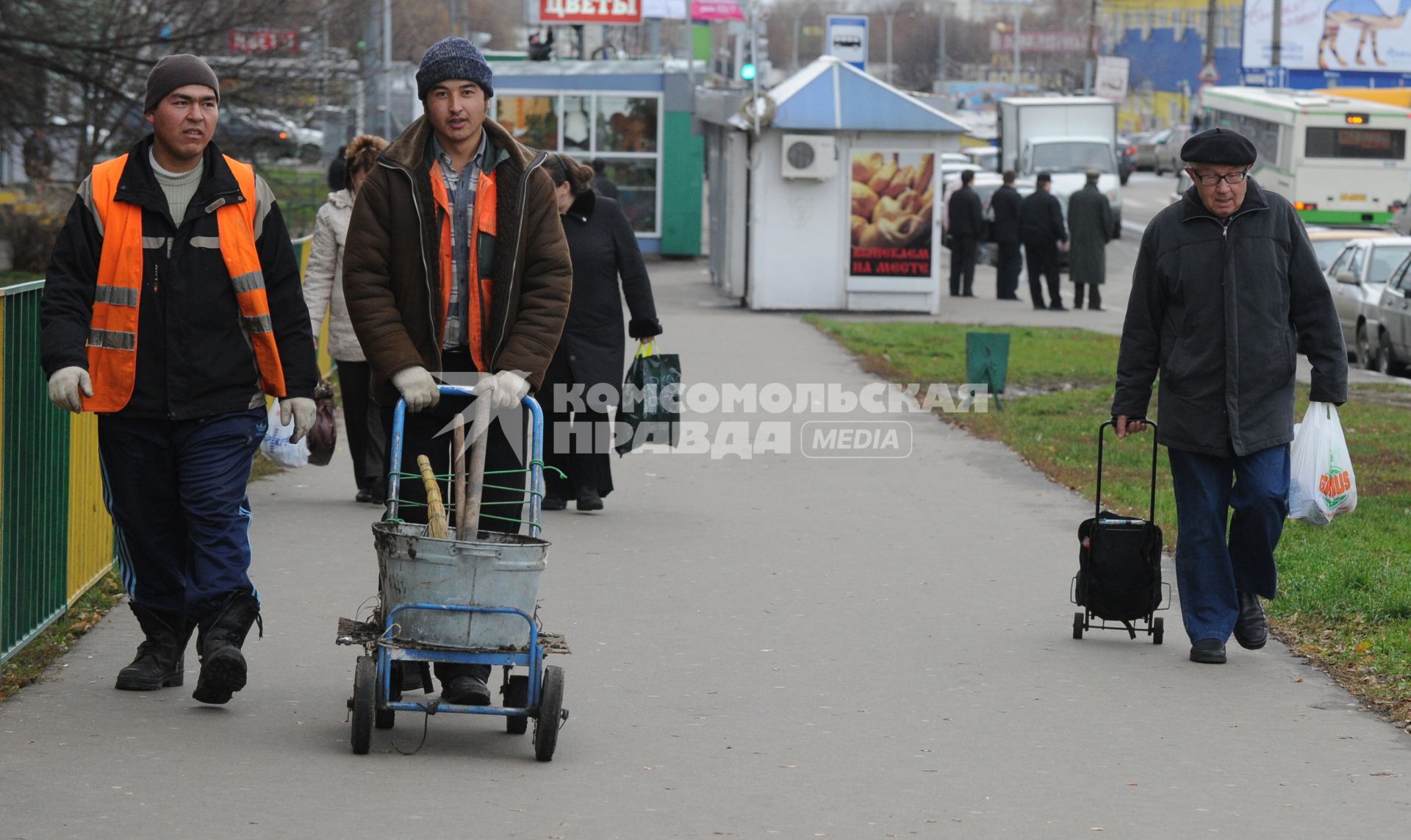 Гастарбайтеры на улицах Москвы, 11 ноября 2010 года.