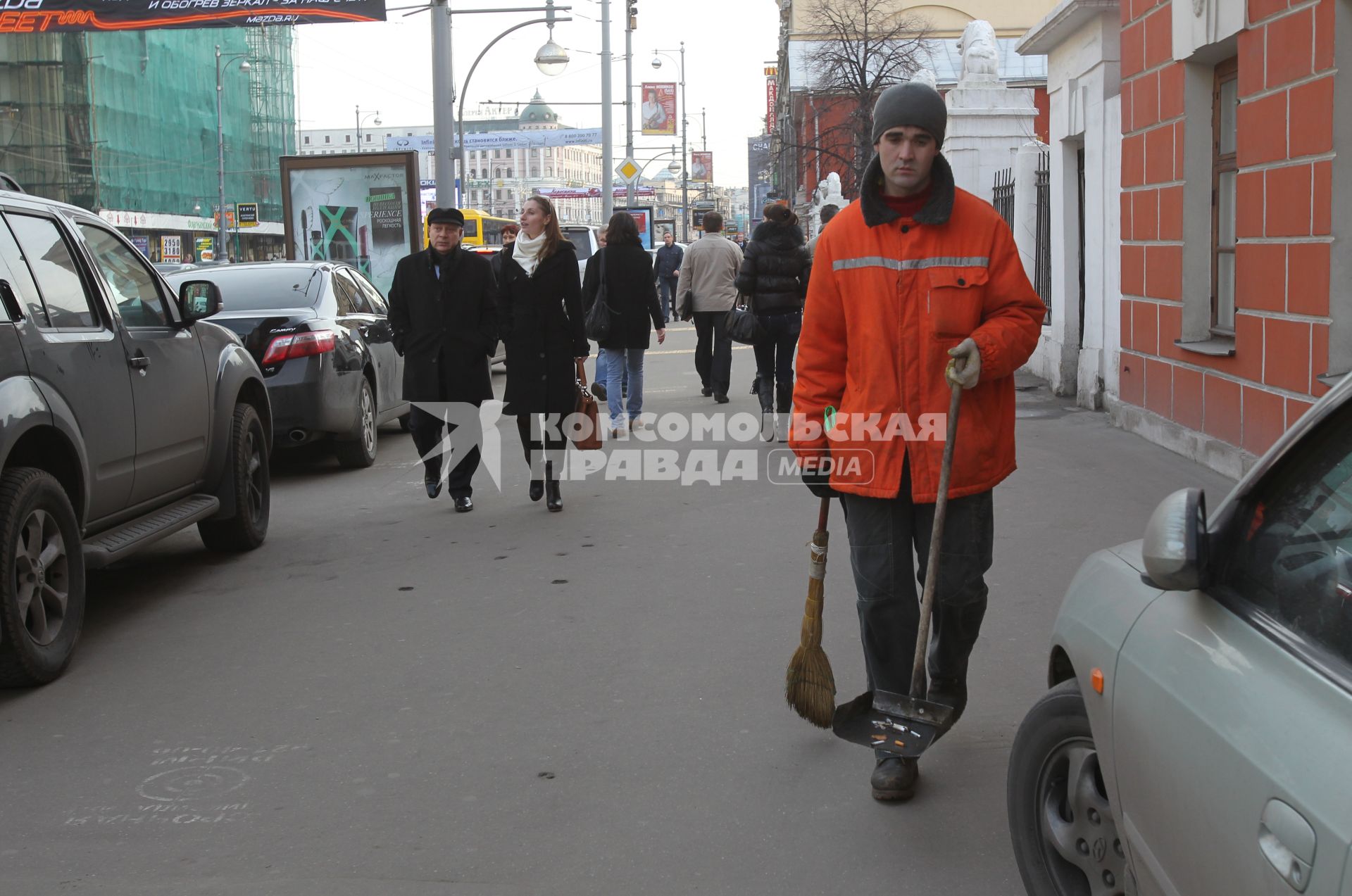 МОСКВА. Белорусский вокзал. Гастарбайтер убирает улицу.