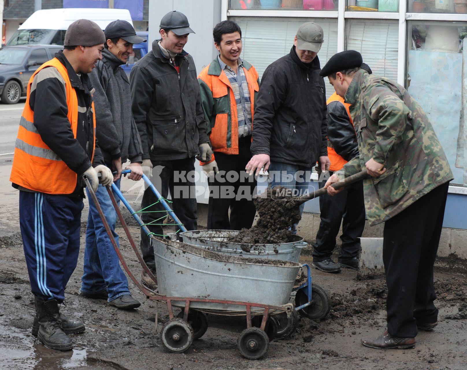 Гастарбайтеры на улицах Москвы, 11 ноября 2010 года.