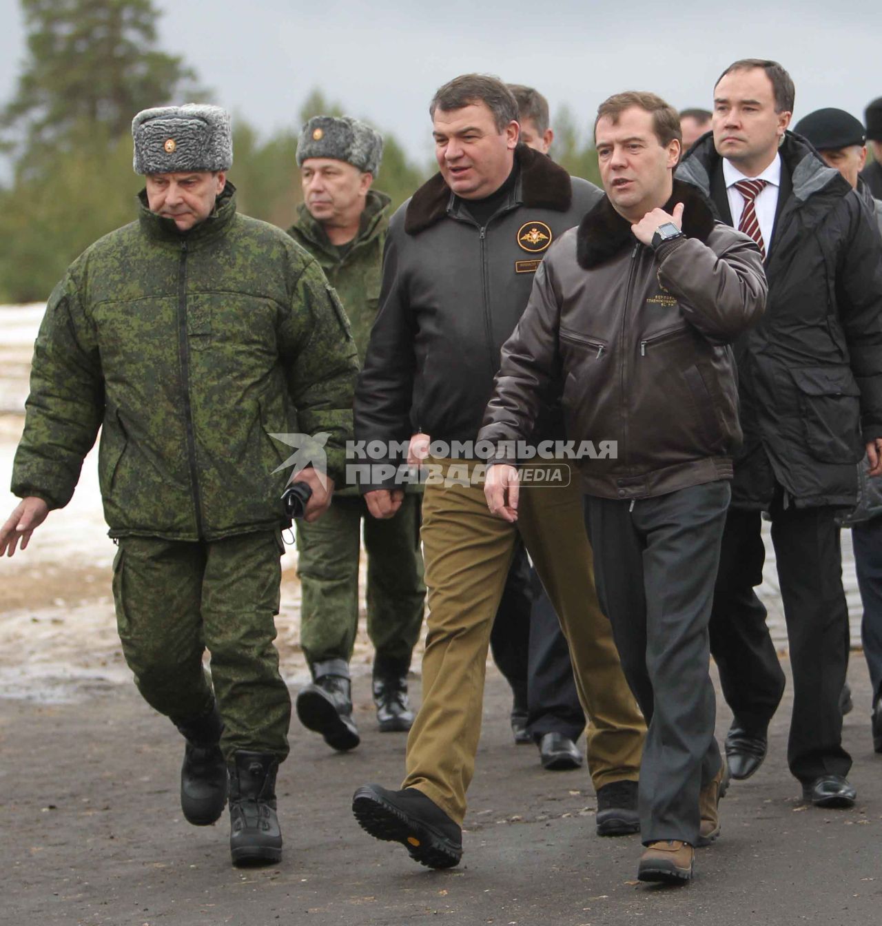 Президент России Дмитрий Медведев  на военном полигоне \"Гороховецкий\", 25 ноября 2010 года. НА ФОТО: министр обороны Анатолий Сердюков (второй слева).