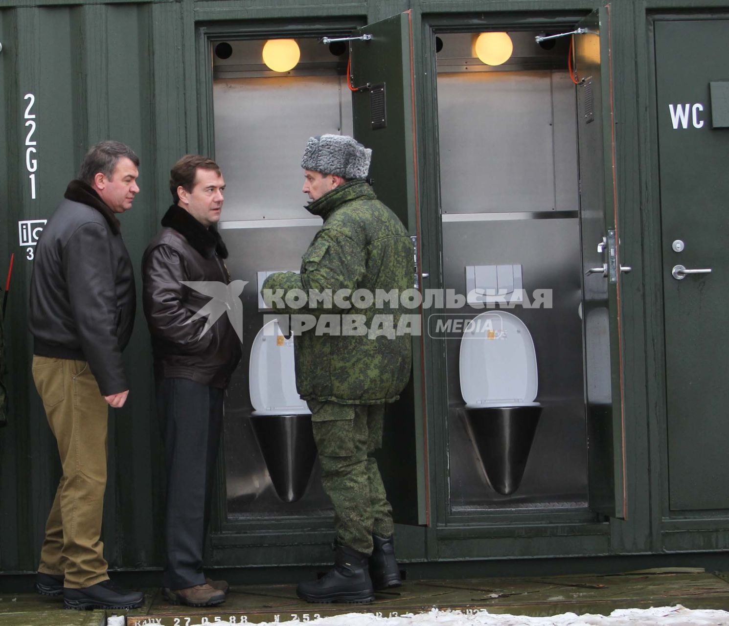 Президент России Дмитрий Медведев  на военном полигоне \"Гороховецкий\", 25 ноября 2010 года. НА ФОТО: министр обороны Анатолий Сердюков (слева).