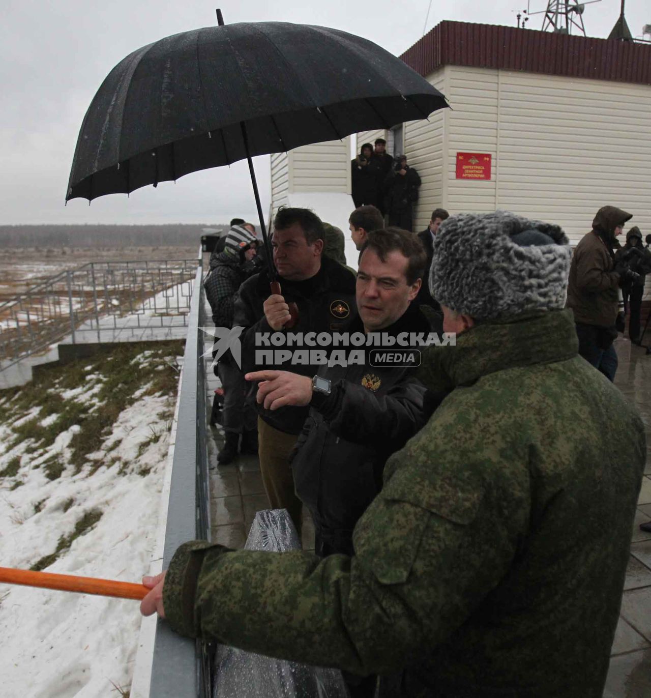 Президент России Дмитрий Медведев  на военном полигоне \"Гороховецкий\", 25 ноября 2010 года. НА ФОТО: министр обороны Анатолий Сердюков (слева).