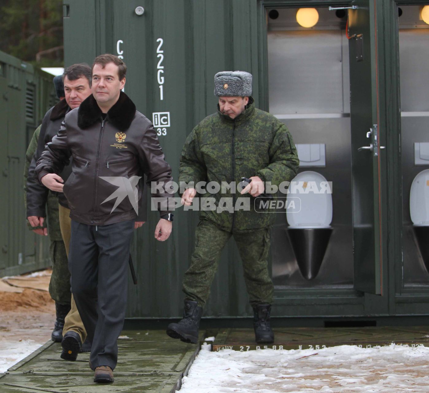 Президент России Дмитрий Медведев  на военном полигоне \"Гороховецкий\", 25 ноября 2010 года. НА ФОТО: министр обороны Анатолий Сердюков (слева).