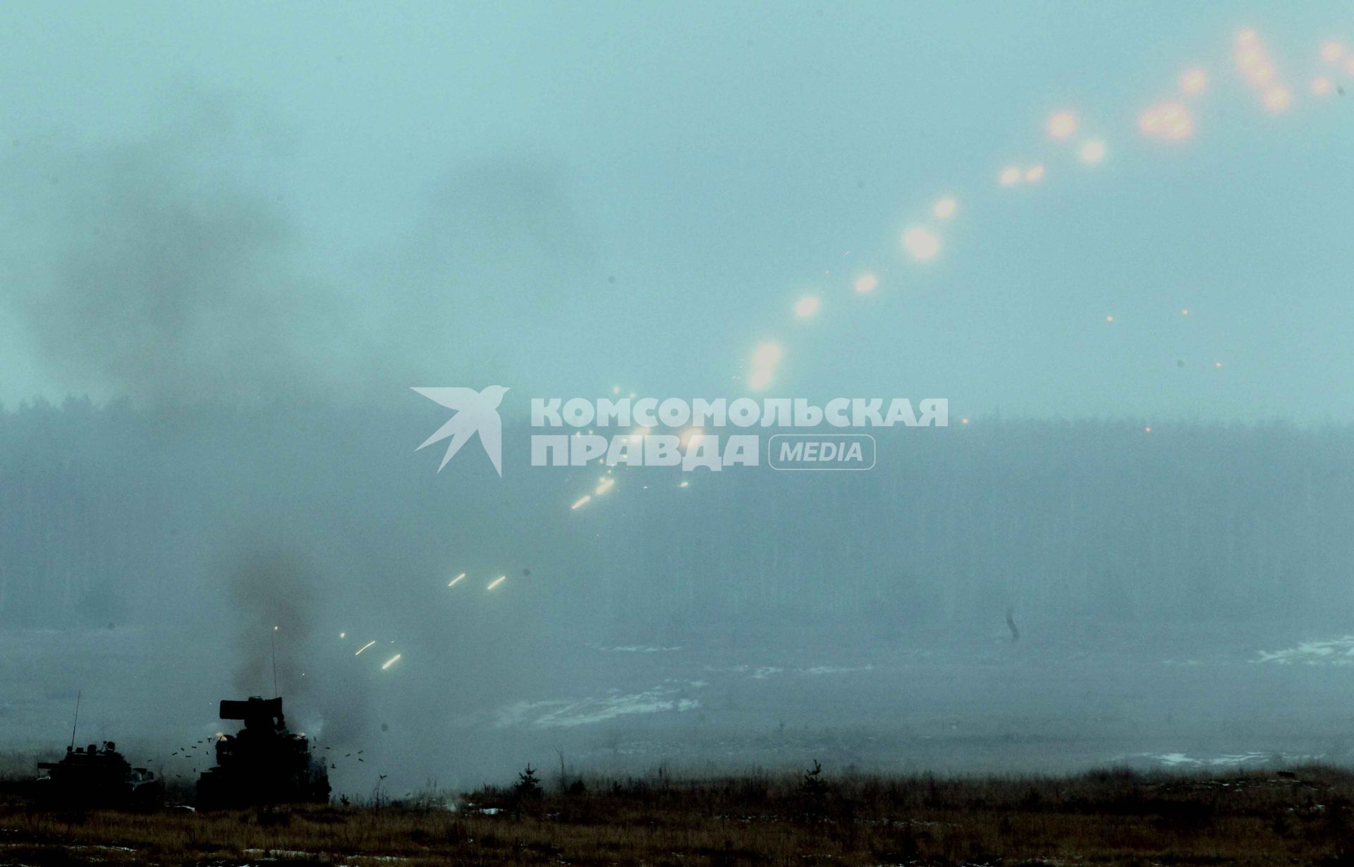 На военном полигоне \"Гороховецкий\", 25 ноября 2010 года.  На фото: Стрельбы трасссирующими из зенитного пушечно-ракетного комплекса 2С6 \"Тунгуска\".