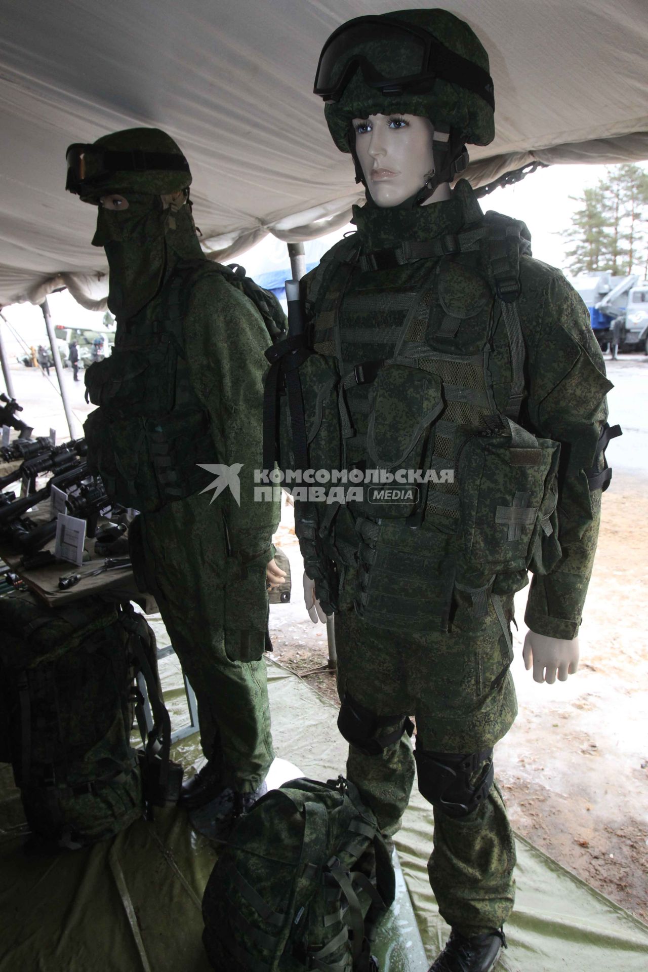 На военном полигоне \"Гороховецкий\", 25 ноября 2010 года.  На фото, Манекены в новом обмундировании . Разгрузка. Форма.