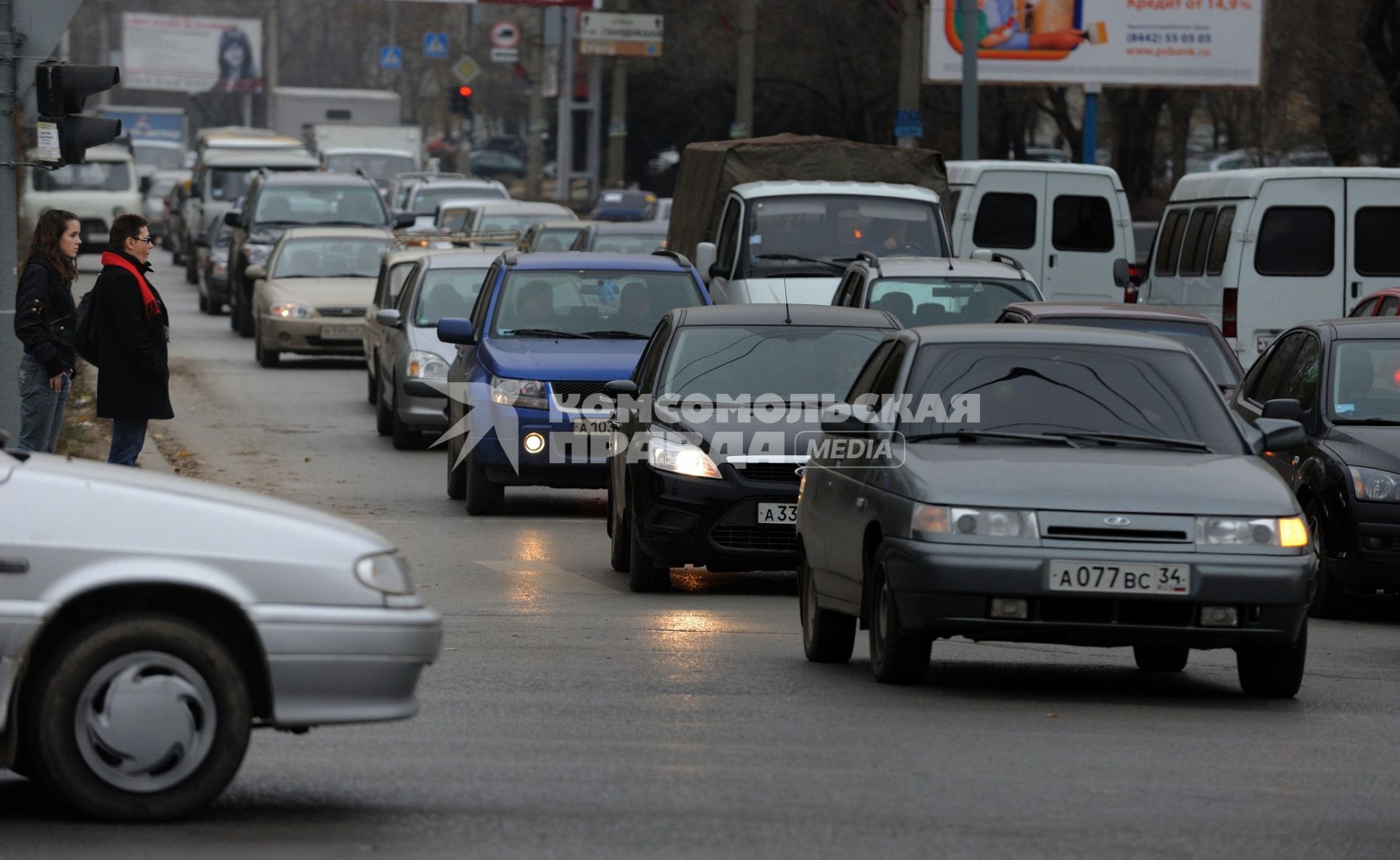 17 ноября 2010. Волгоград. Открытие новой трансопортной развязки на пересечении проспекта Ленина и улицы им. 7-й Гвардейской дивизии спровоцировало образование автомобильных пробок на этих дорогах.