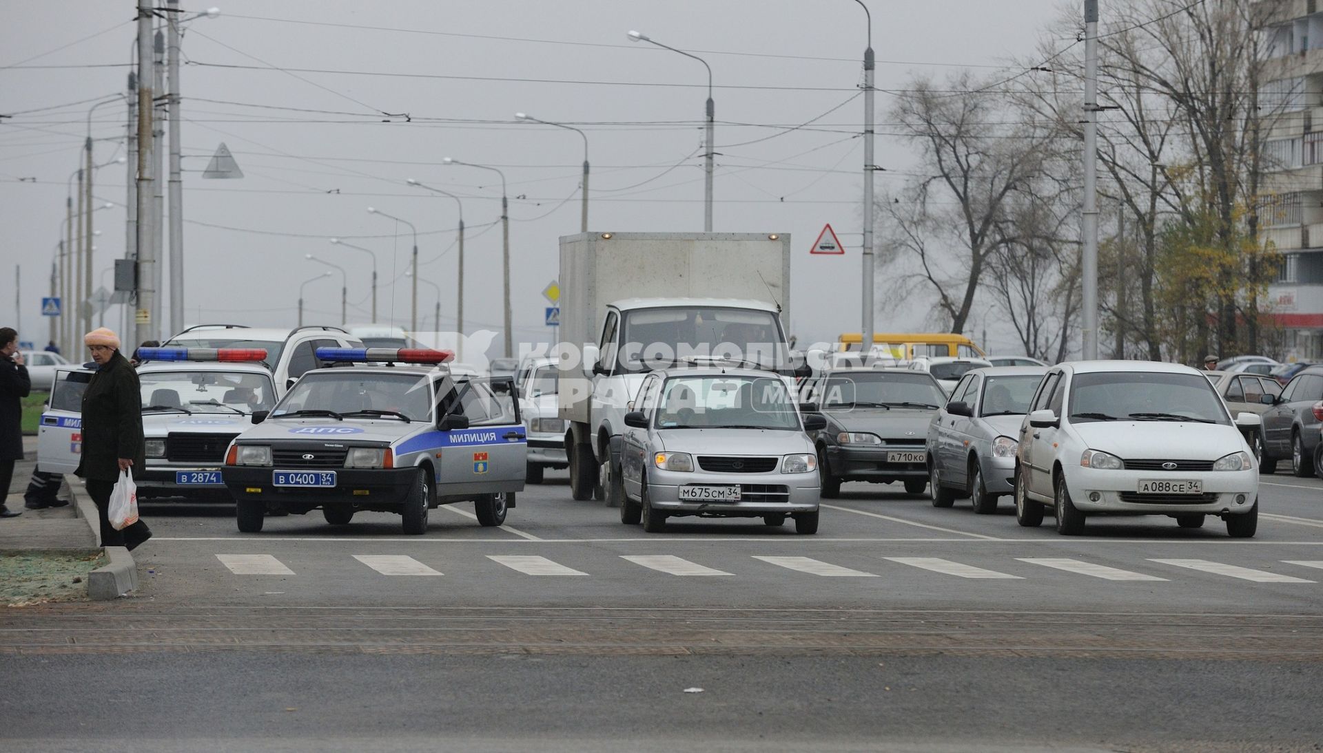 17 ноября 2010. Волгоград. Открытие новой трансопортной развязки на пересечении проспекта Ленина и улицы им. 7-й Гвардейской дивизии спровоцировало образование автомобильных пробок на этих дорогах.