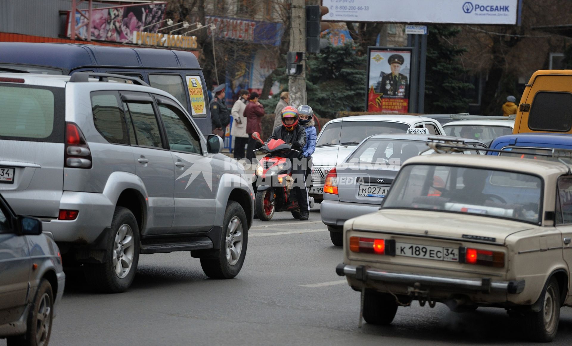 17 ноября 2010. Волгоград. Открытие новой трансопортной развязки на пересечении проспекта Ленина и улицы им. 7-й Гвардейской дивизии спровоцировало образование автомобильных пробок на этих дорогах.