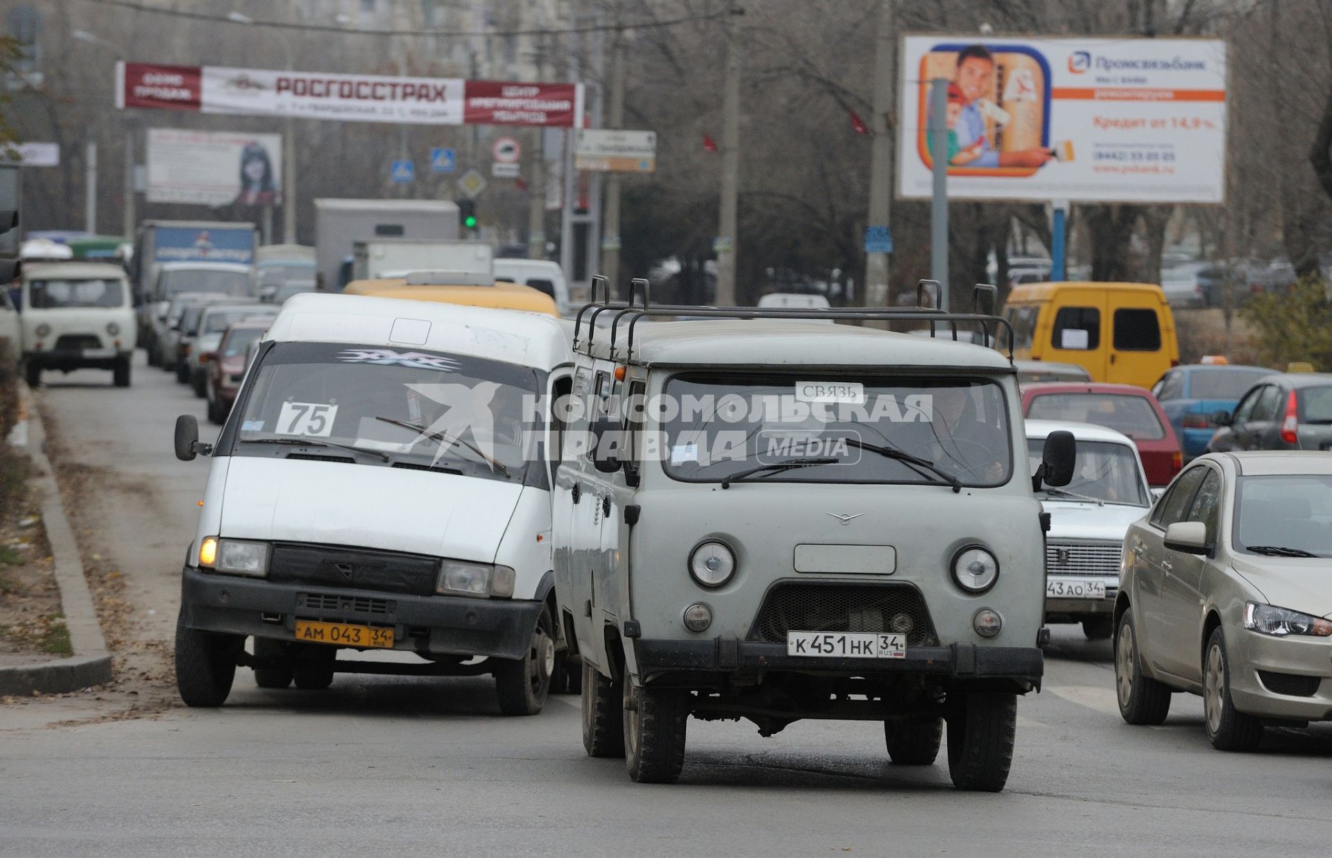 17 ноября 2010. Волгоград. Открытие новой трансопортной развязки на пересечении проспекта Ленина и улицы им. 7-й Гвардейской дивизии спровоцировало образование автомобильных пробок на этих дорогах.