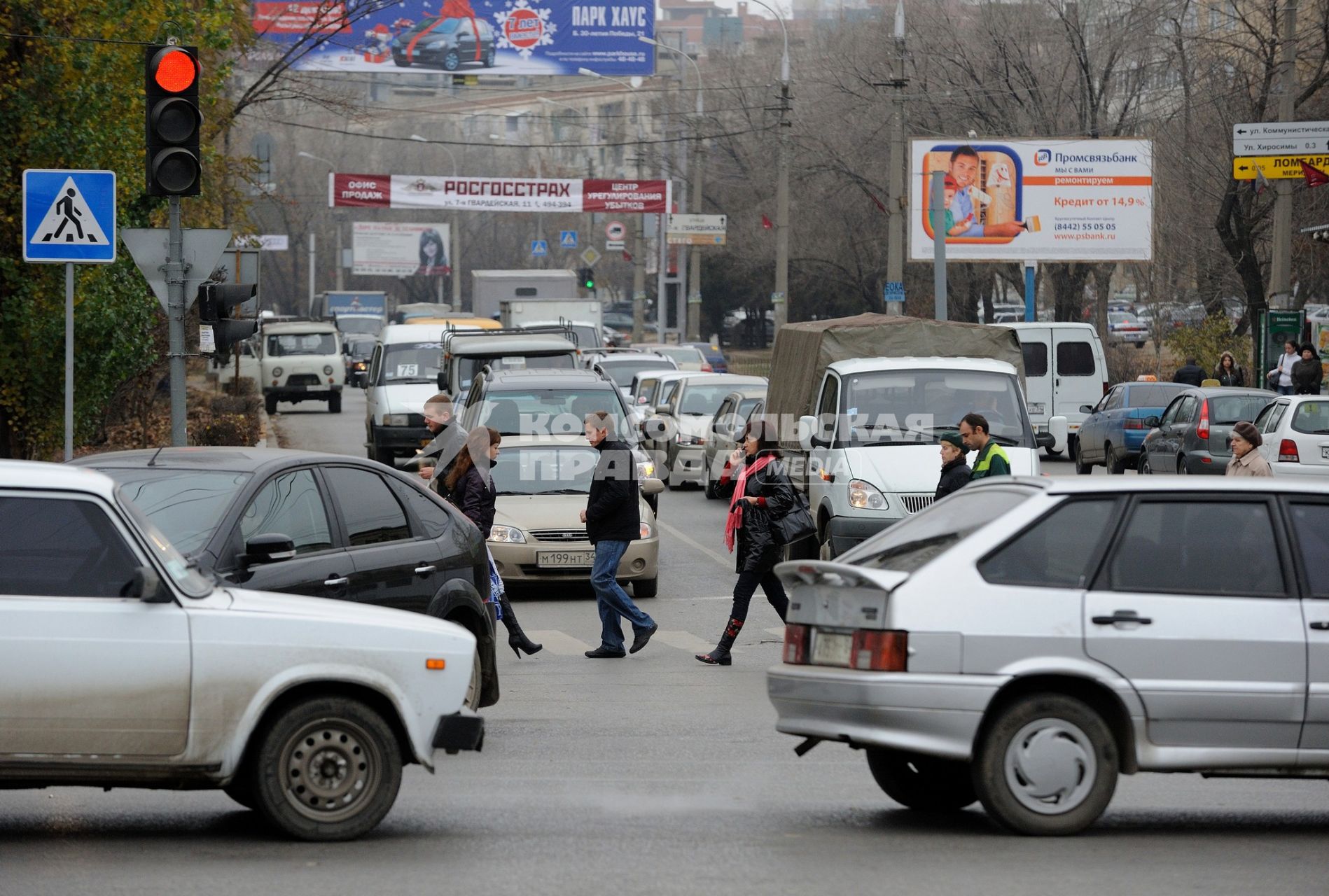 17 ноября 2010. Волгоград. Открытие новой трансопортной развязки на пересечении проспекта Ленина и улицы им. 7-й Гвардейской дивизии спровоцировало образование автомобильных пробок на этих дорогах.