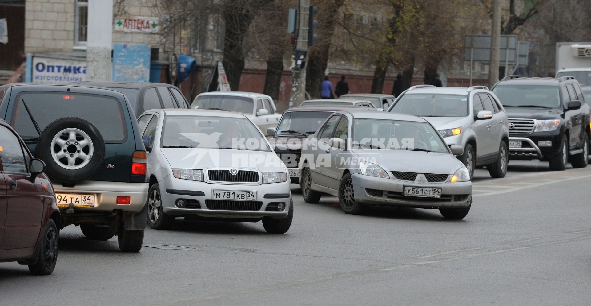 17 ноября 2010. Волгоград. Открытие новой трансопортной развязки на пересечении проспекта Ленина и улицы им. 7-й Гвардейской дивизии спровоцировало образование автомобильных пробок на этих дорогах.