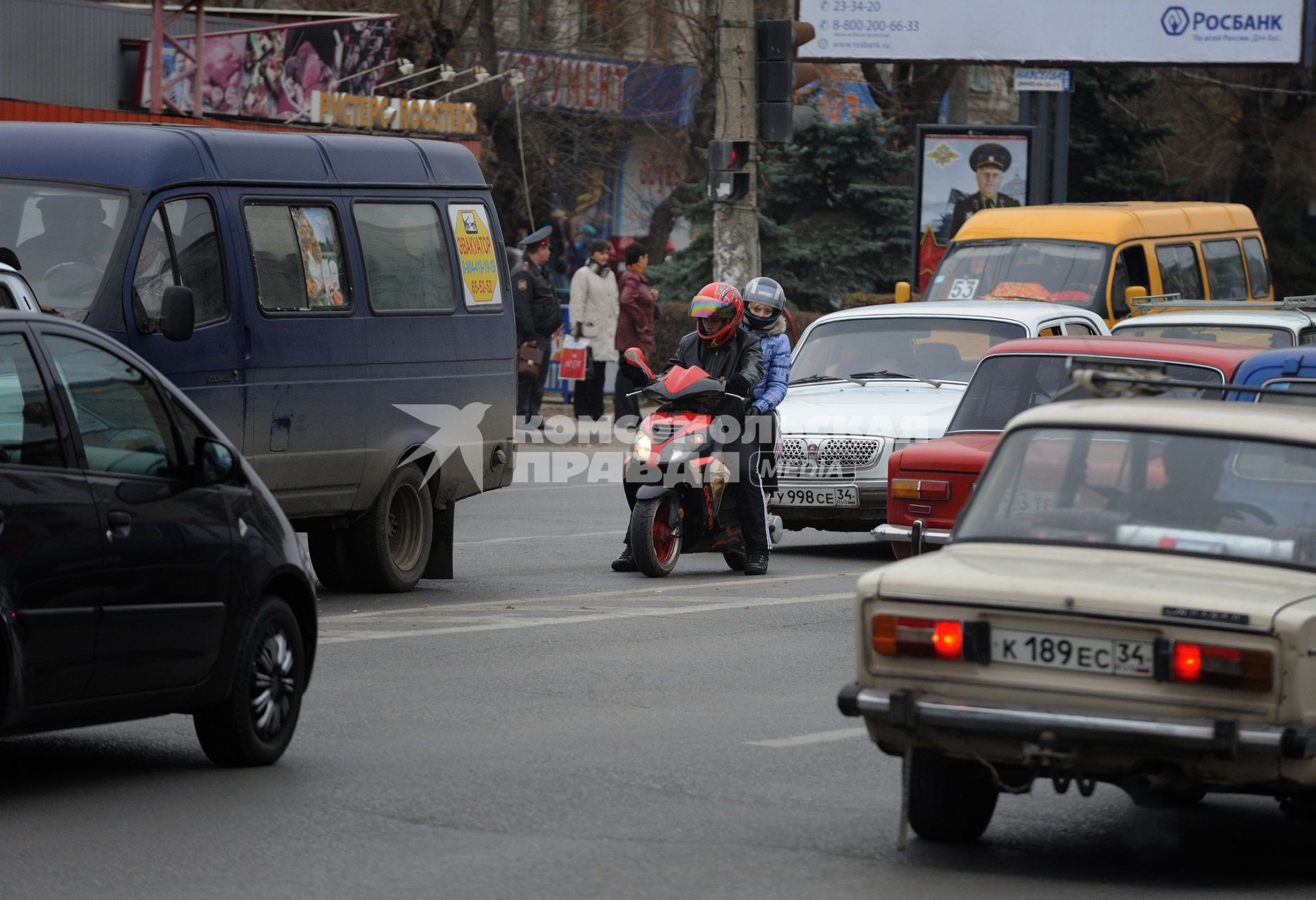 17 ноября 2010. Волгоград. Открытие новой трансопортной развязки на пересечении проспекта Ленина и улицы им. 7-й Гвардейской дивизии спровоцировало образование автомобильных пробок на этих дорогах.