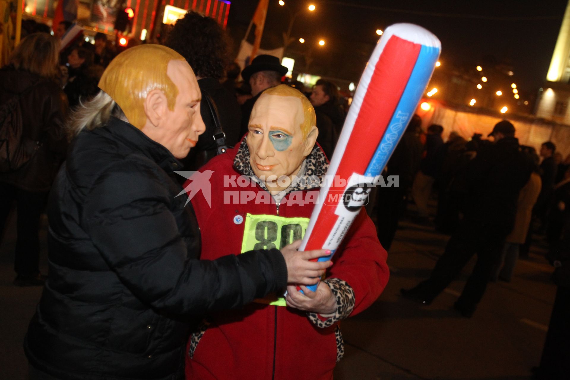 Дата съемки : 31.10.2010.
Митинг в защиту 31 статьи конституции РФ.
На фото : митингующие люди в масках Путина